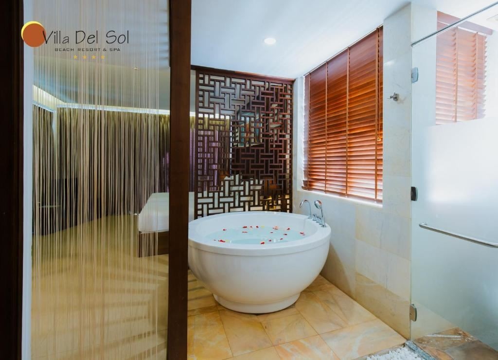 rooms-beach-front-suite-double-with-balcony