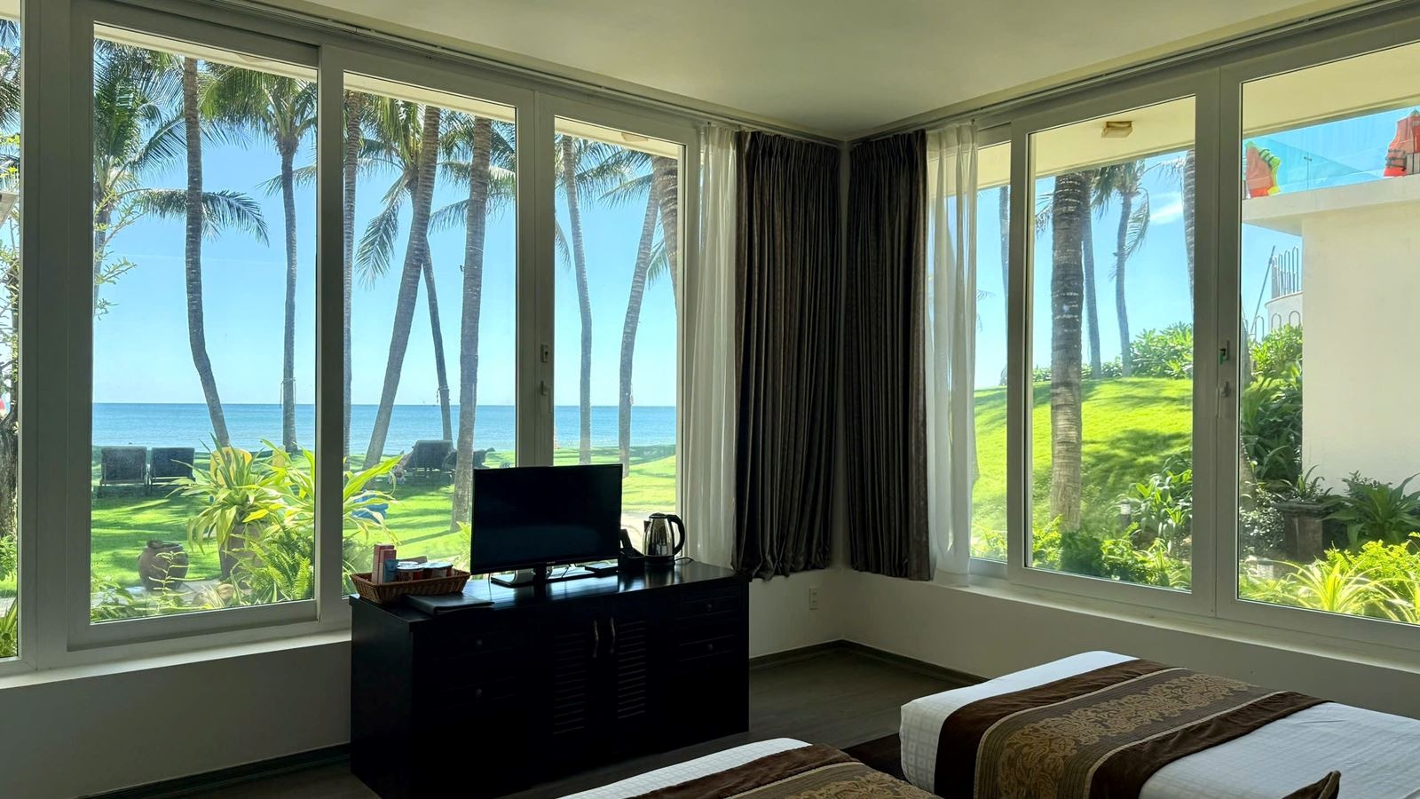rooms-deluxe-beachfront-twin