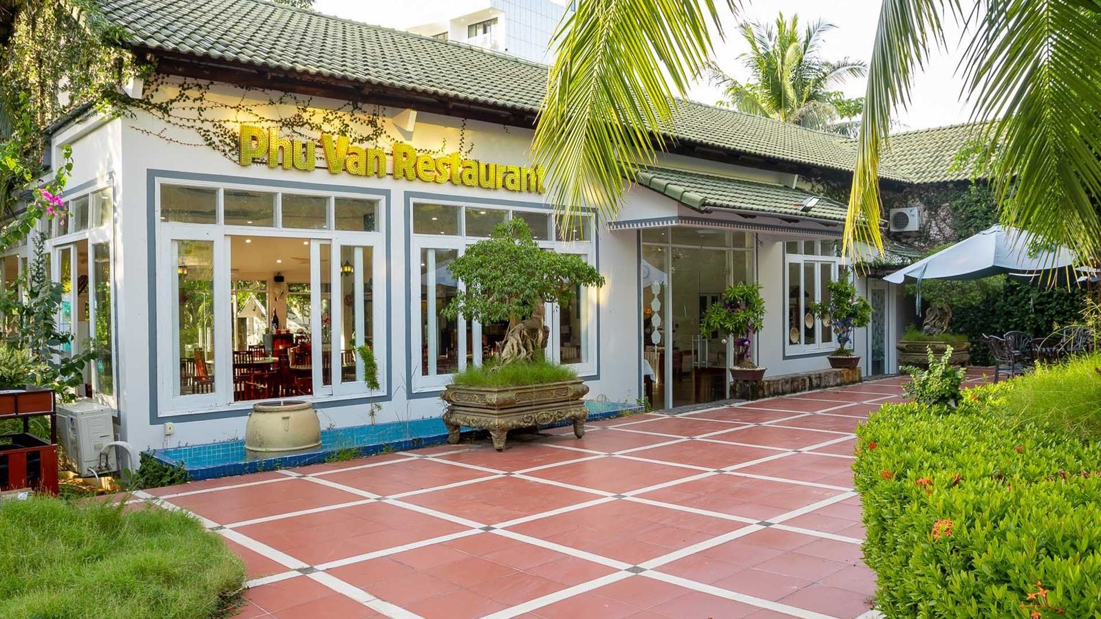 restaurants-restaurant