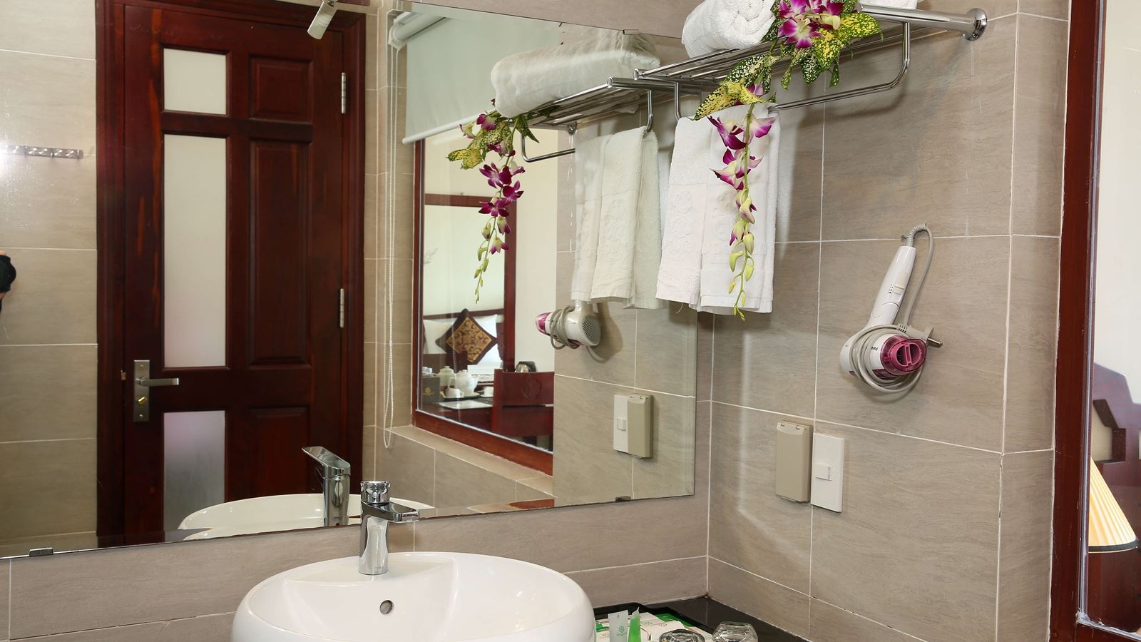 rooms-deluxe-ocean-view-with-balcony