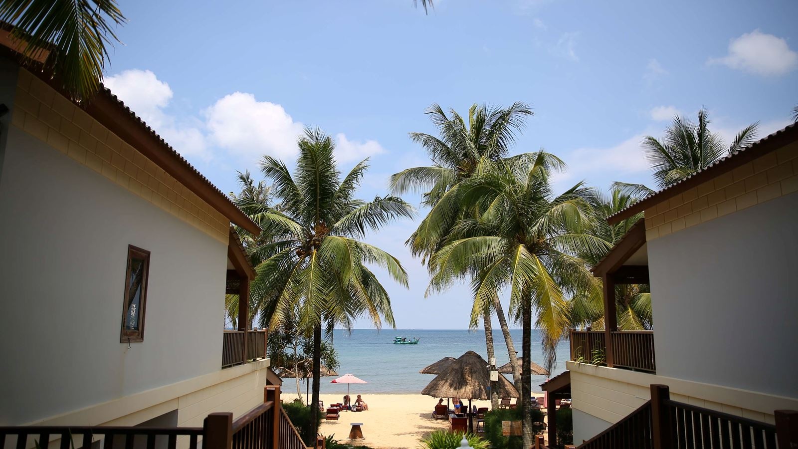 rooms-beach-front-double-with-balcony