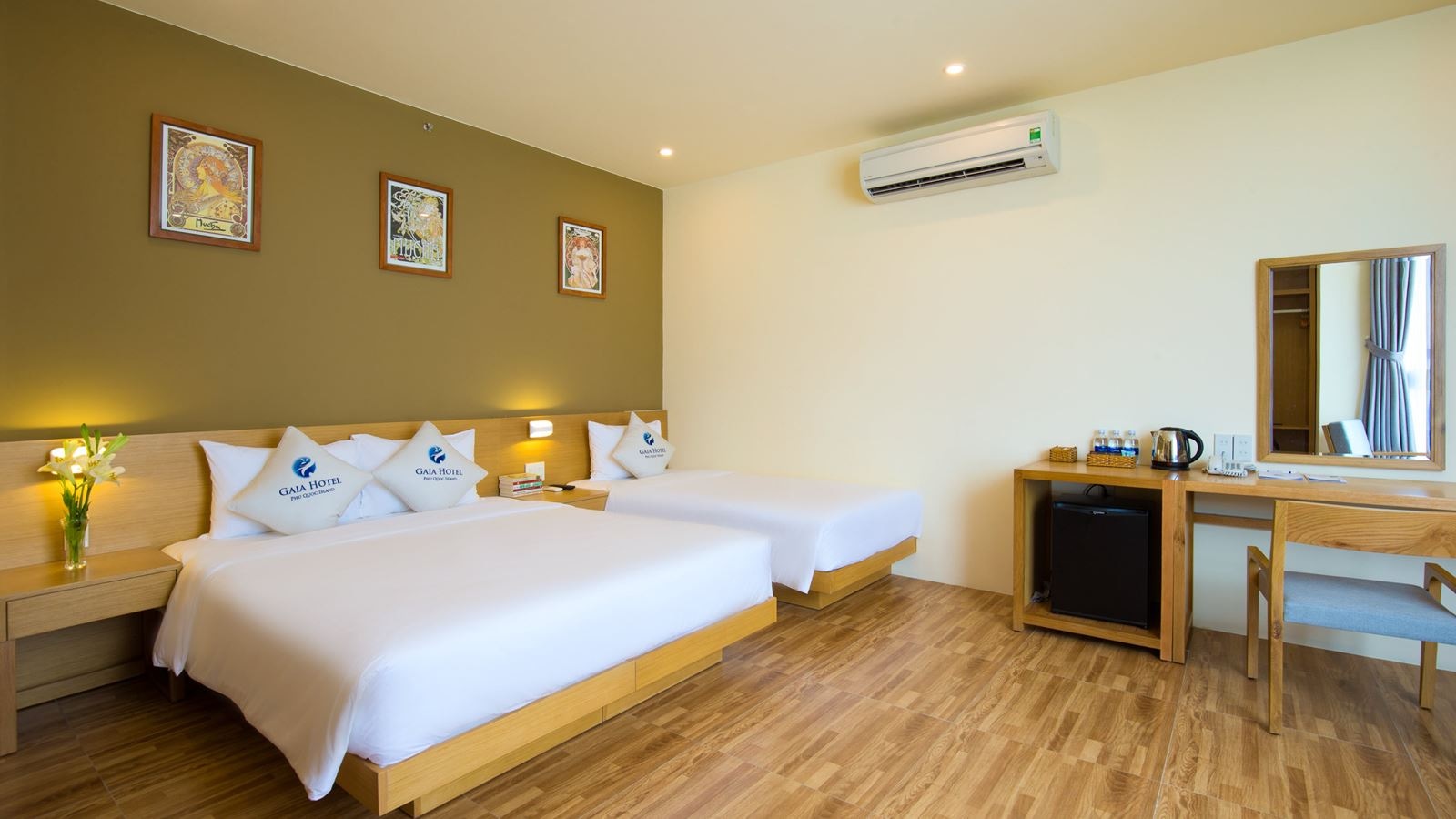 rooms-premium-triple-with-window