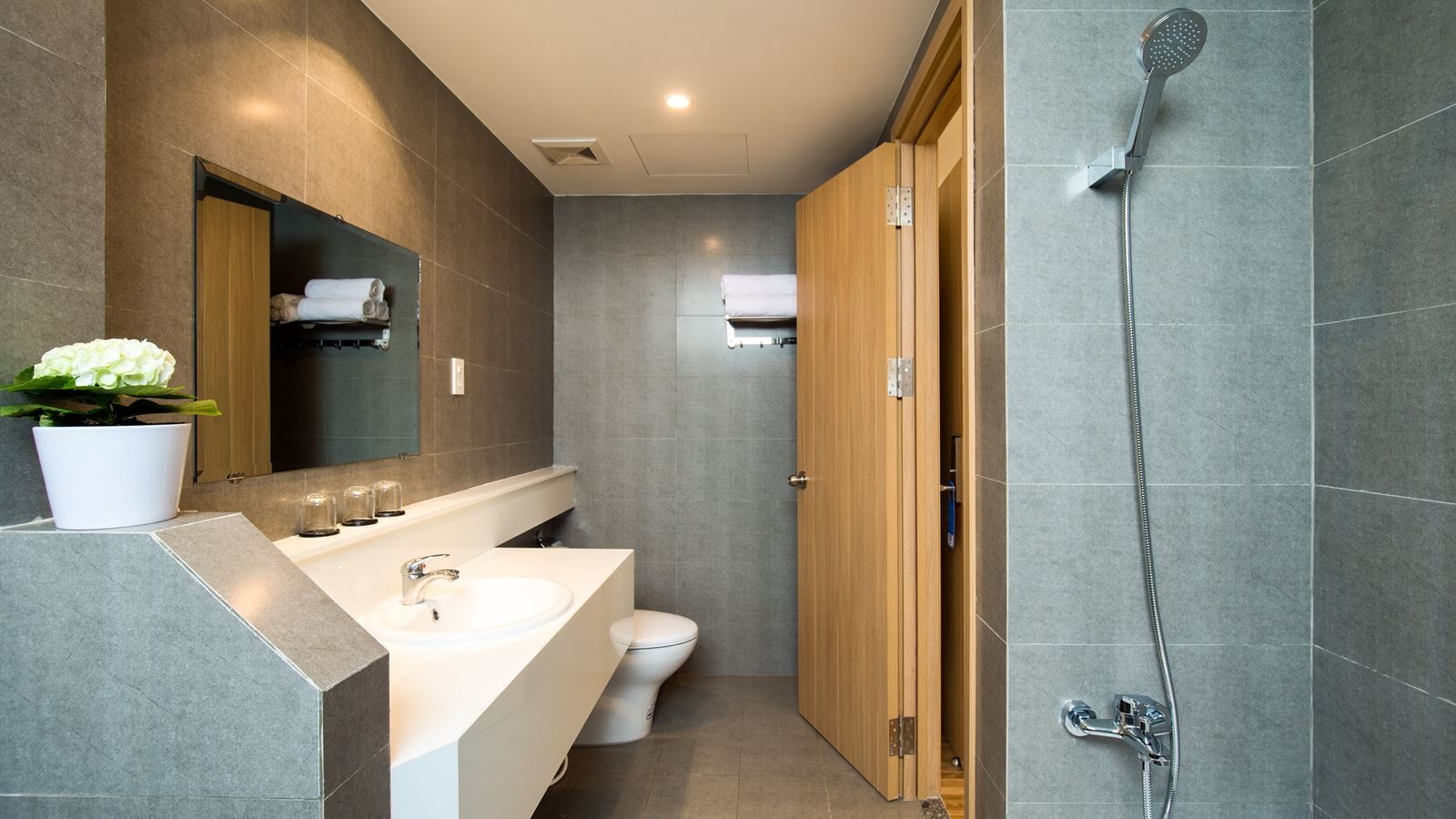 rooms-premium-triple-with-window