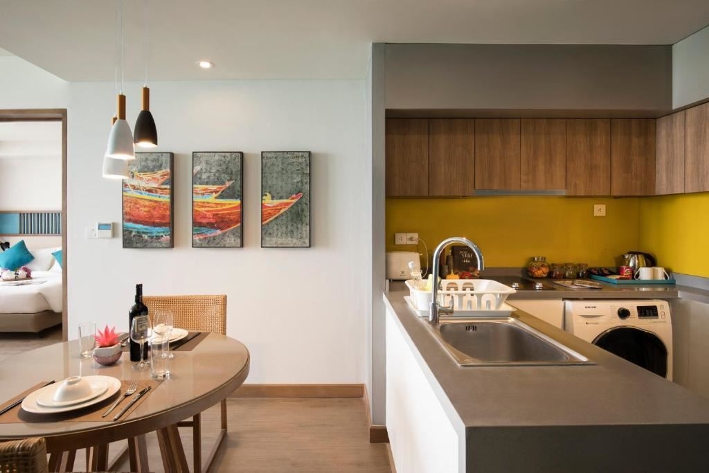 rooms-1-bedroom-deluxe-city-and-partial-ocean-view