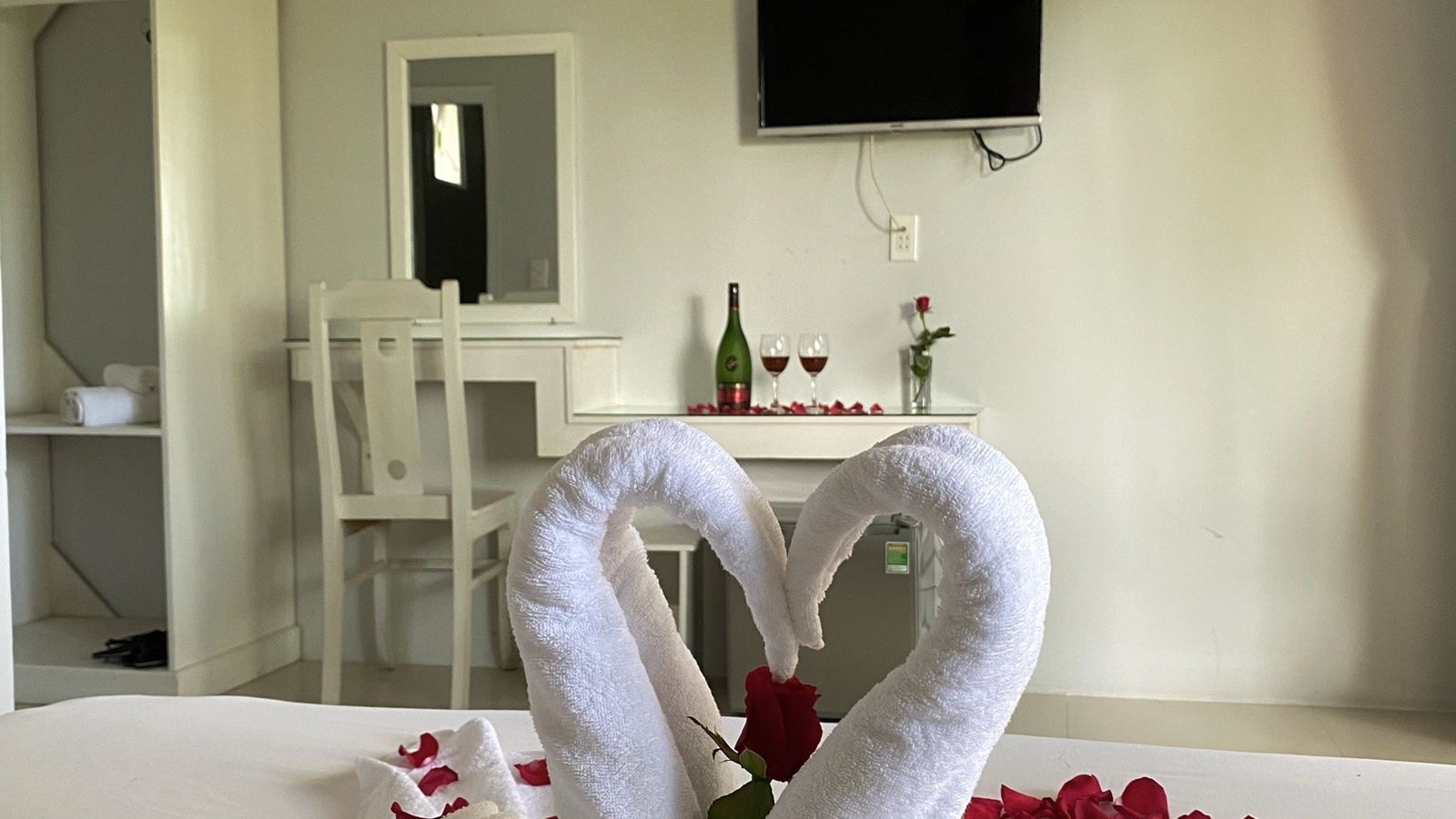 rooms-deluxe-double-bungalow-garden-view-with-balcony