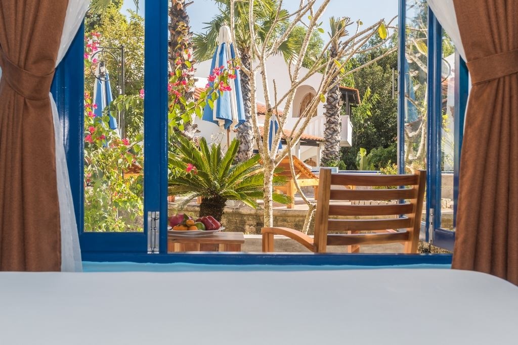 rooms-room-deluxe-double-or-twin