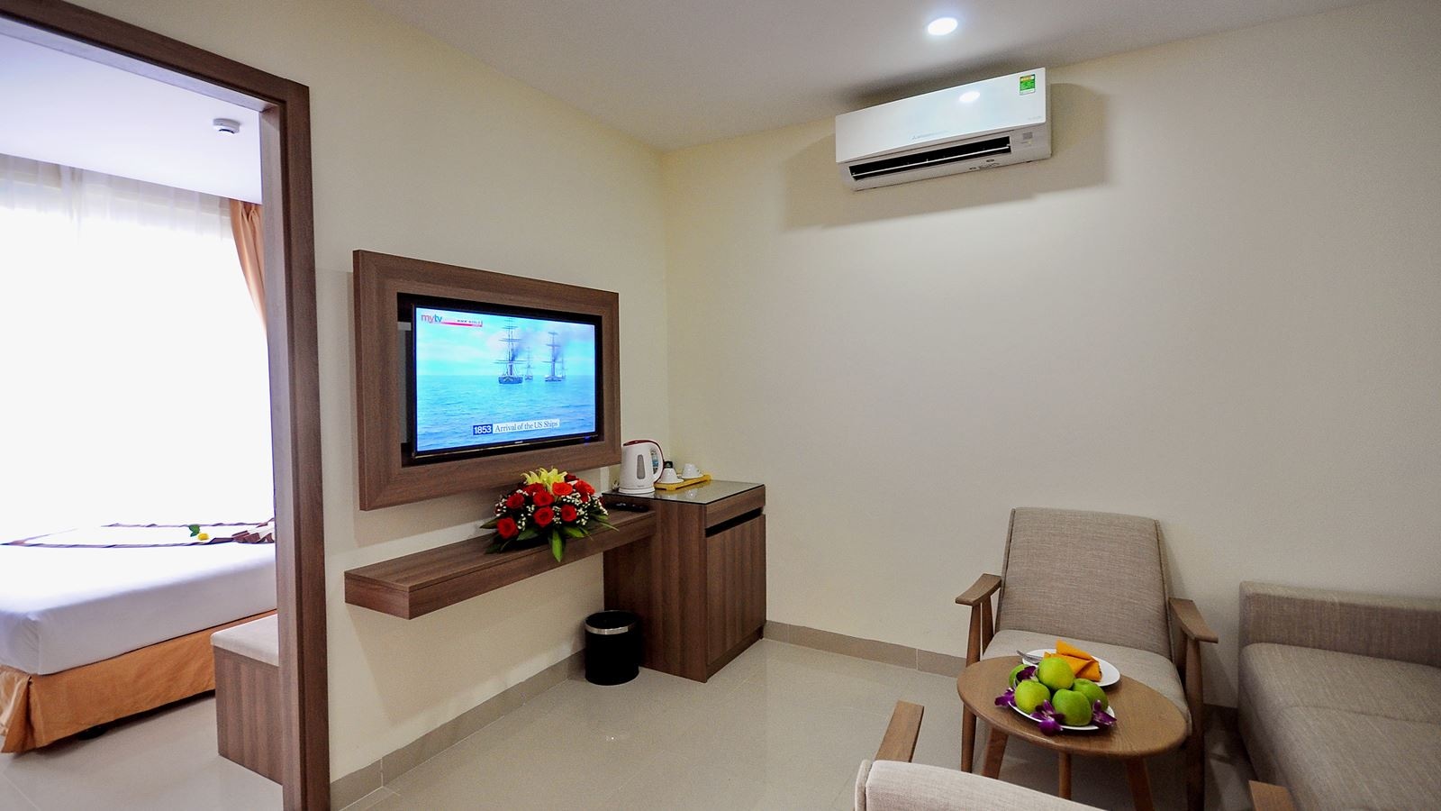 rooms-family-room-with-balcony