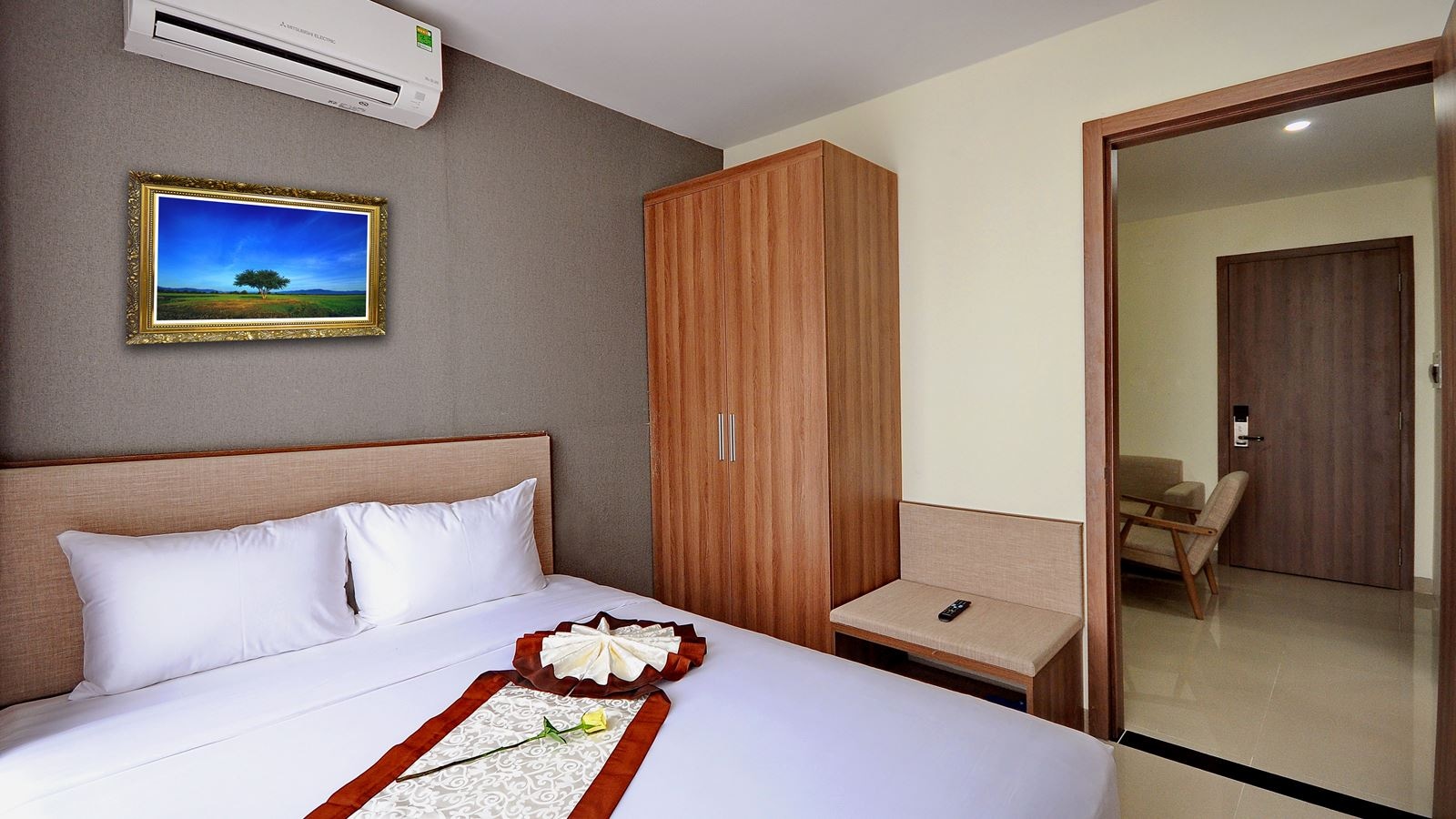 rooms-family-room-with-balcony