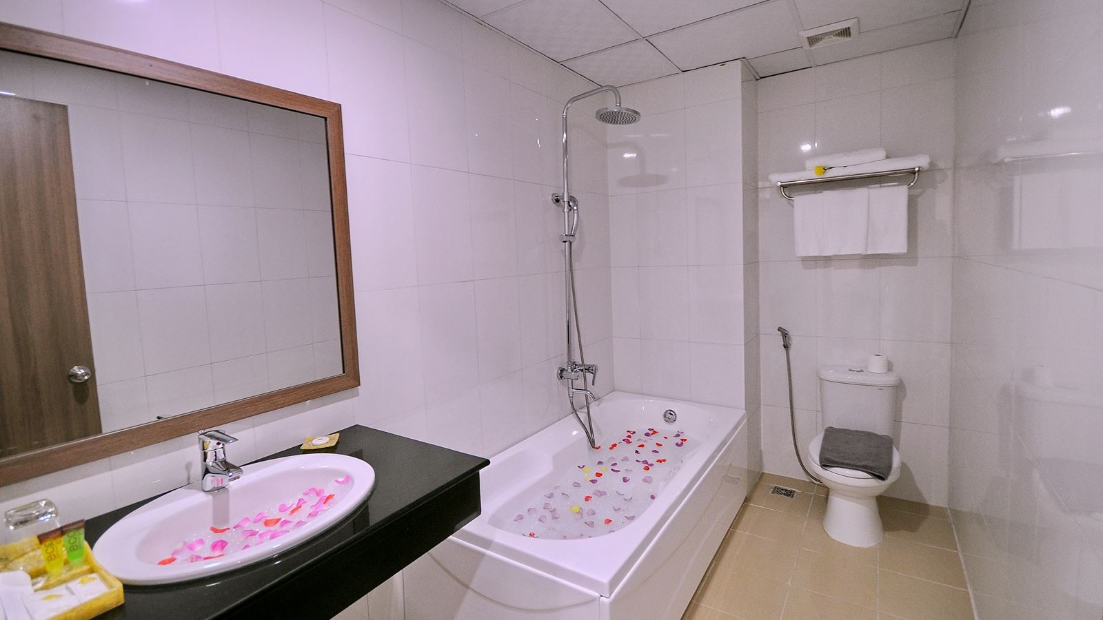 rooms-family-room-with-balcony