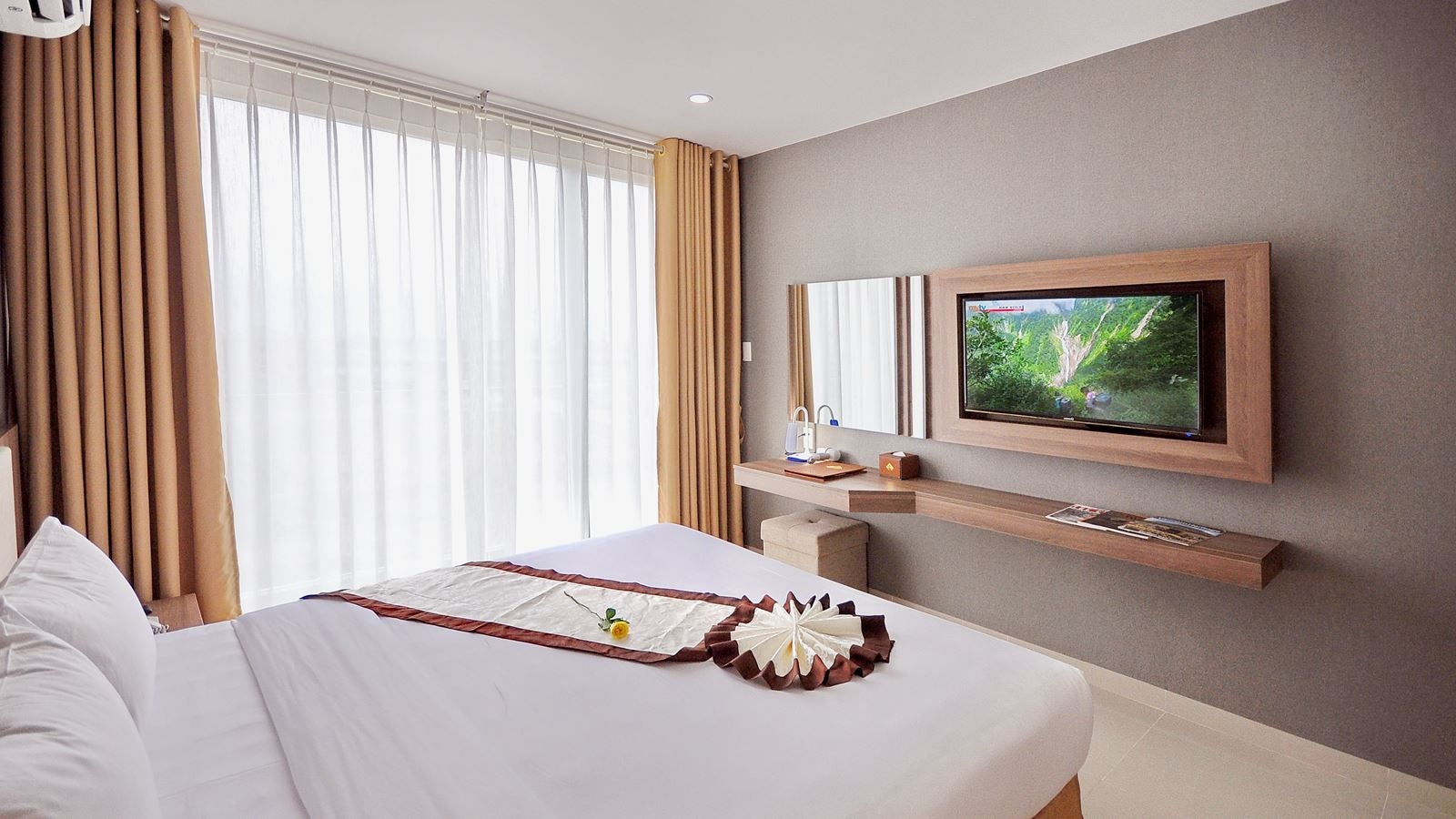 rooms-family-room-with-balcony