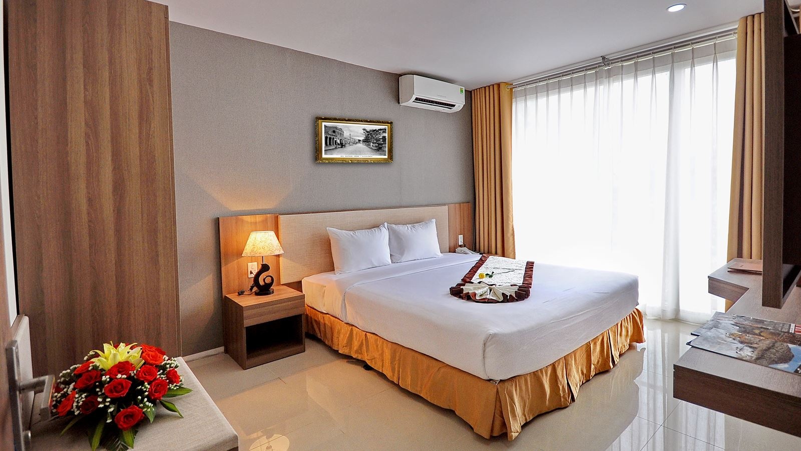 rooms-family-room-with-balcony