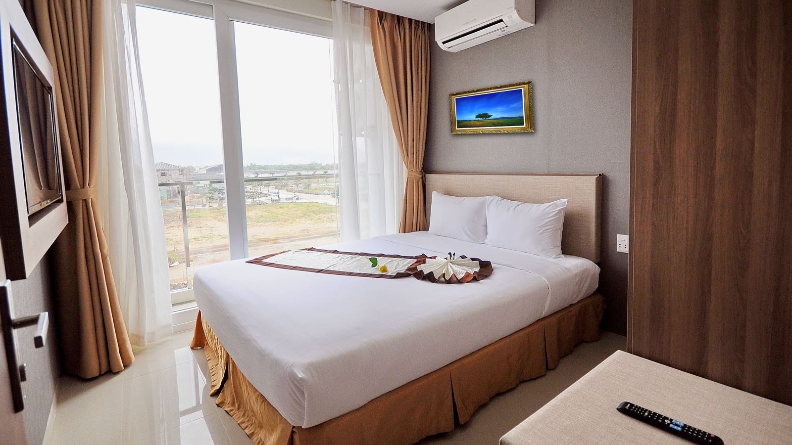 rooms-family-room-with-balcony