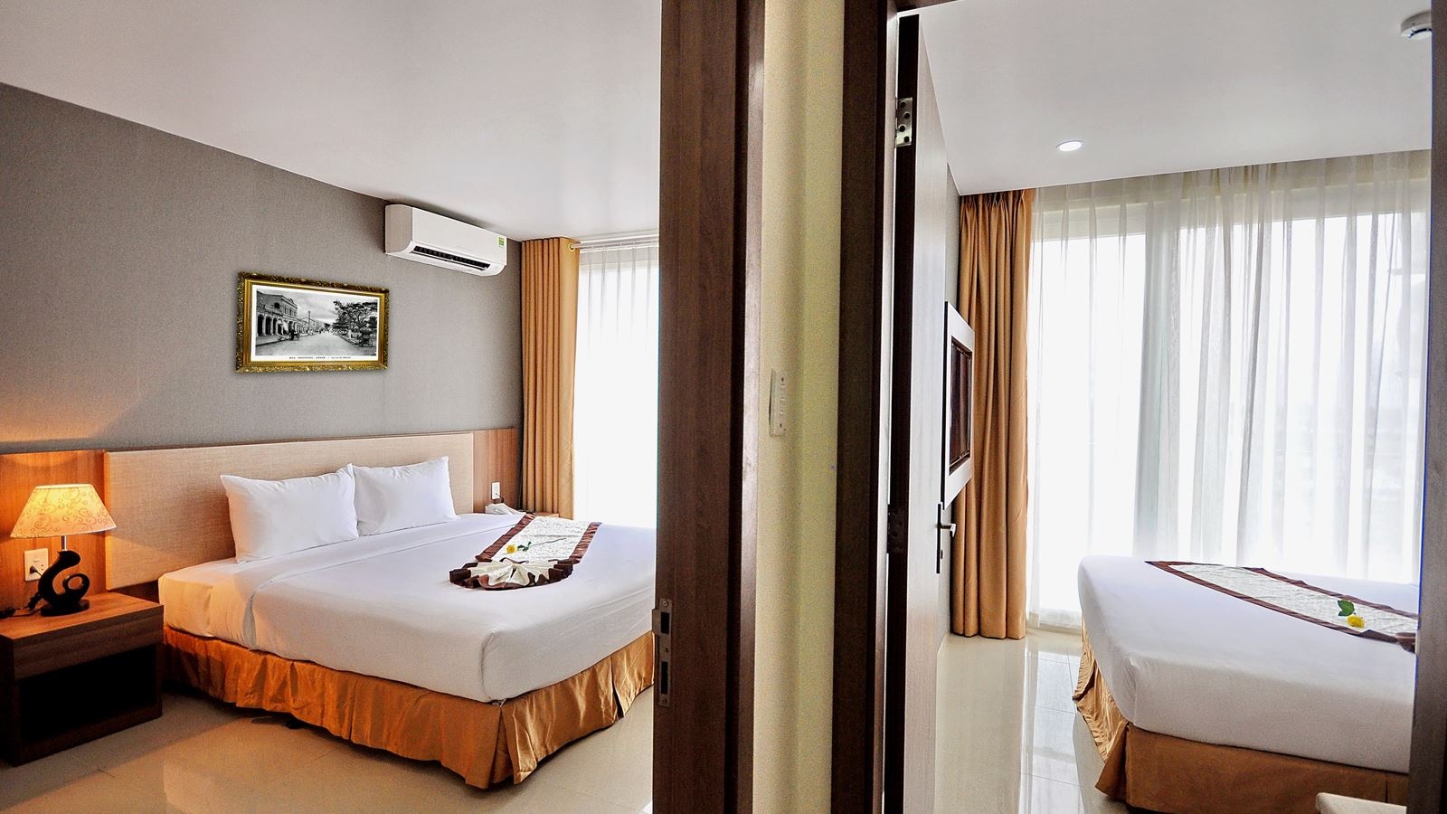 rooms-family-room-with-balcony