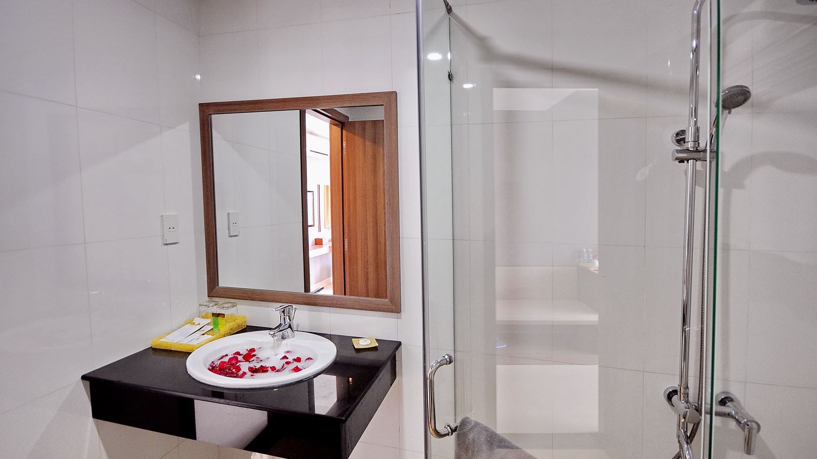 rooms-deluxe-mountain-view-with-balcony