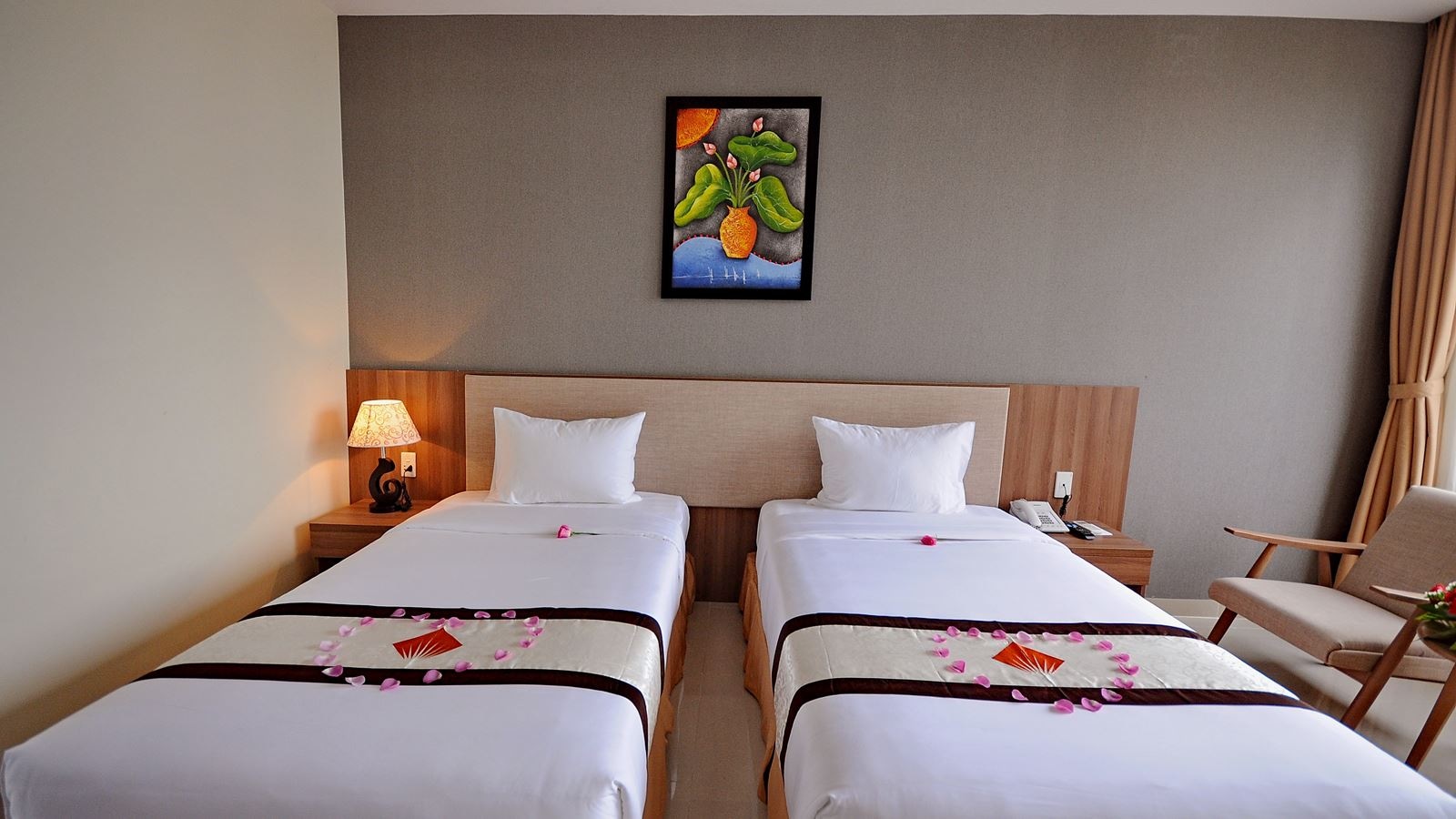 rooms-senior-room-with-balcony