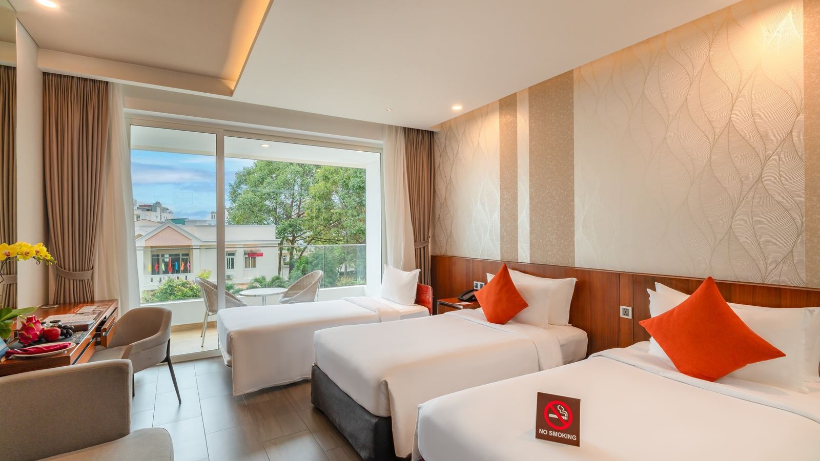 rooms-classic-cityview-room-balcony