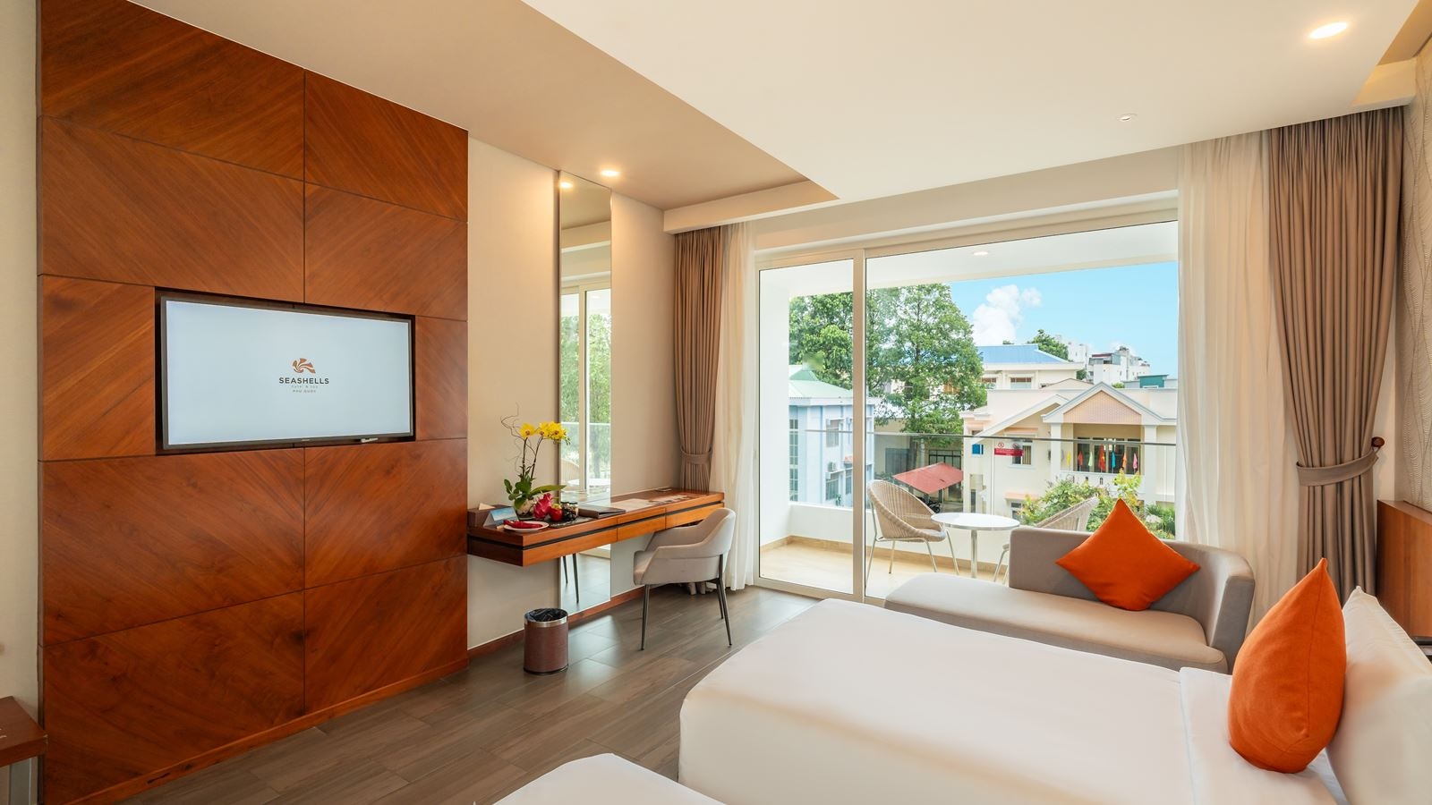 rooms-classic-cityview-room-balcony