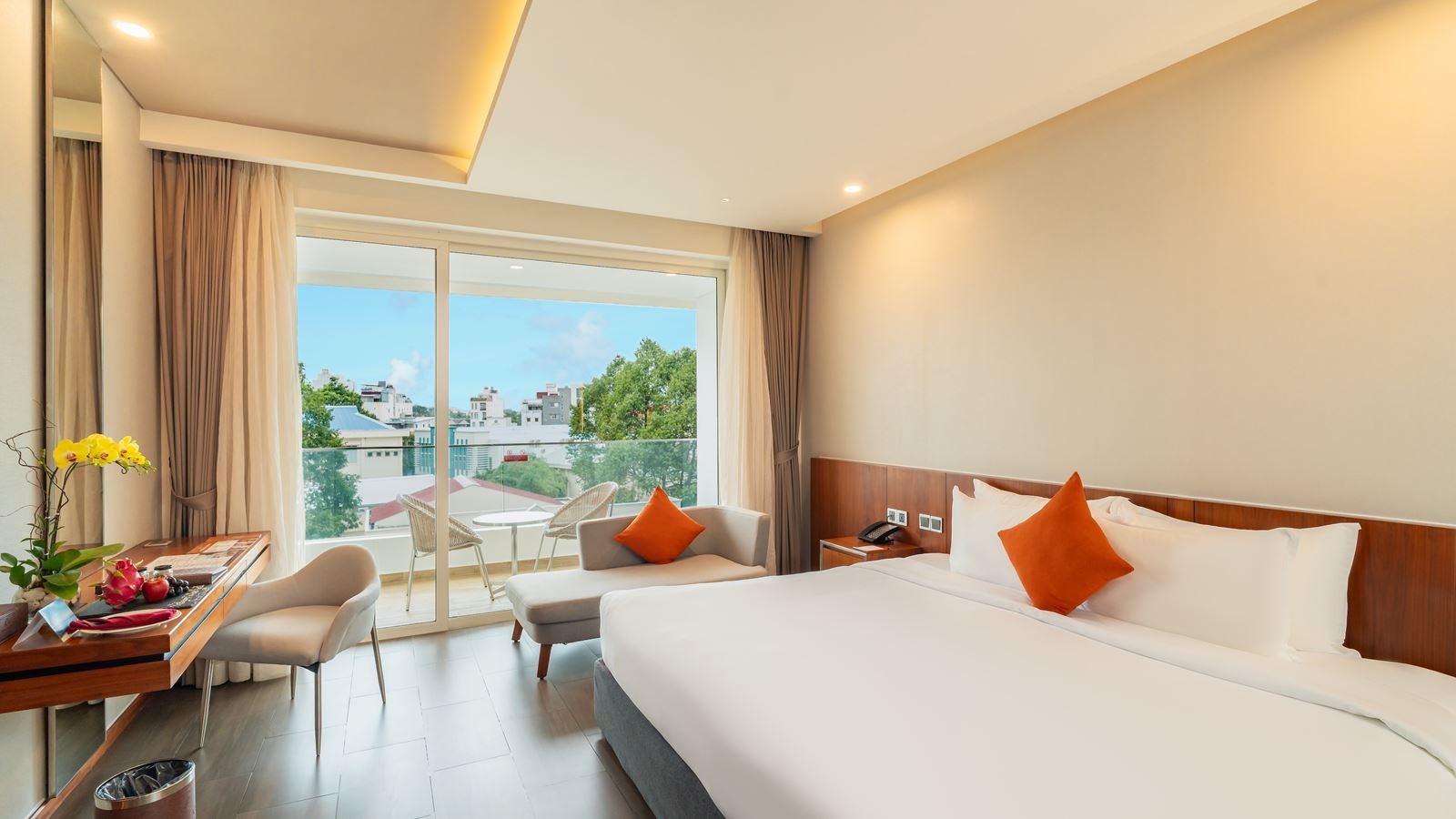 rooms-classic-cityview-room-balcony