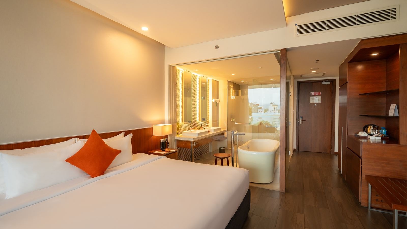 rooms-classic-cityview-room-balcony-child-without-extra-bed