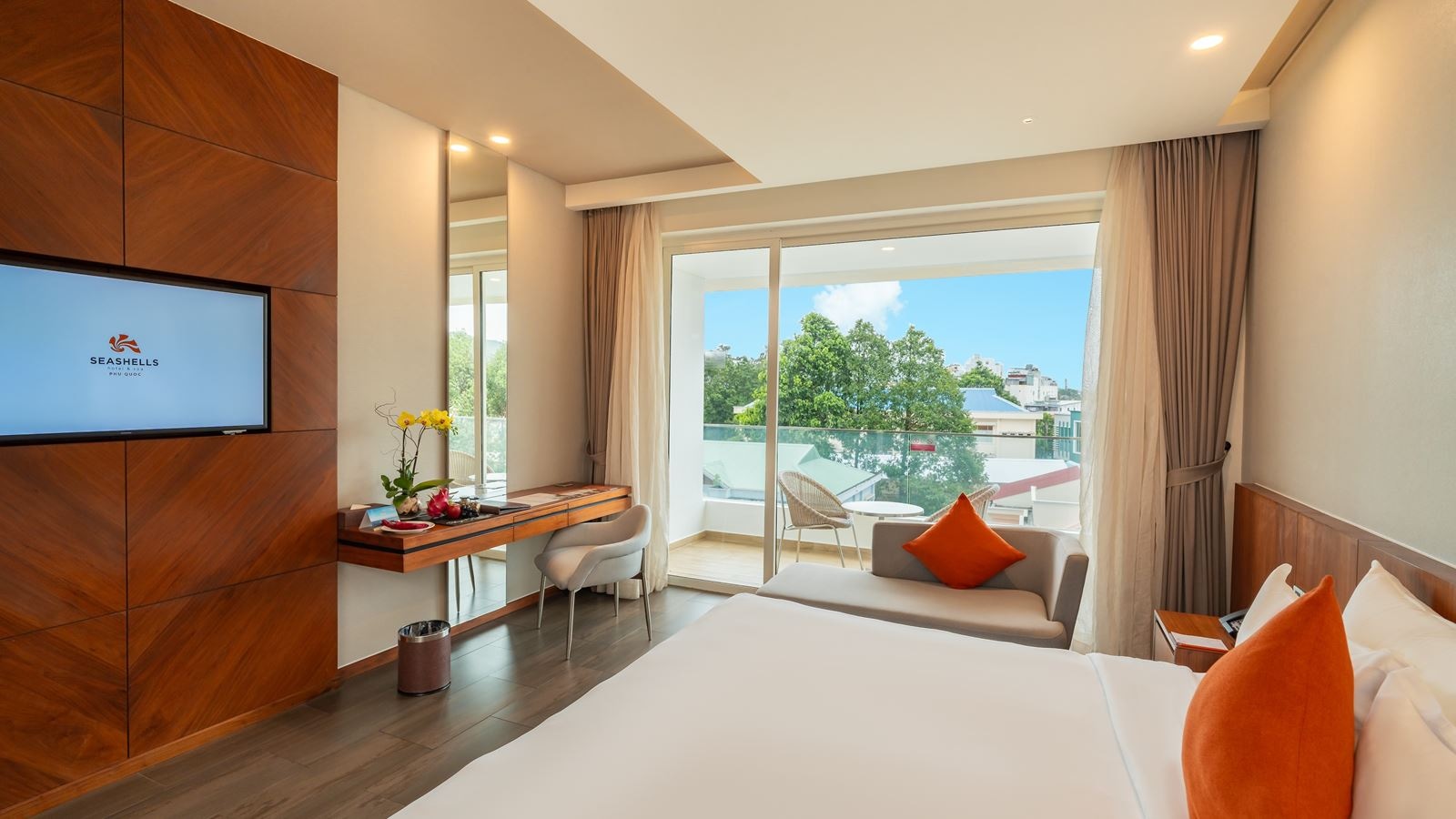 rooms-classic-cityview-room-balcony