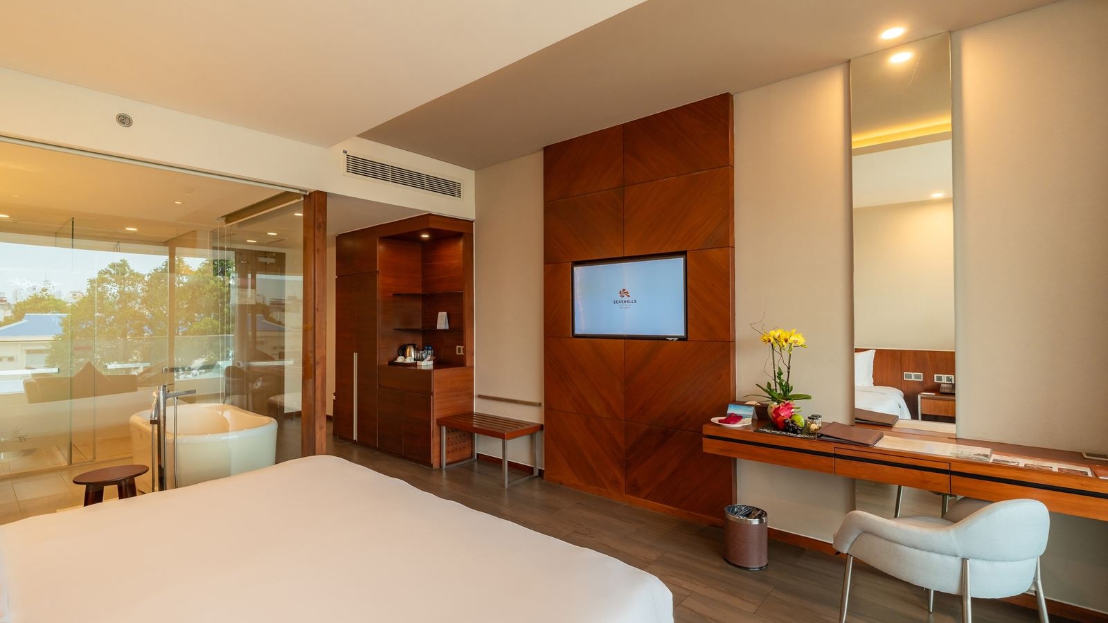 rooms-classic-cityview-room-balcony