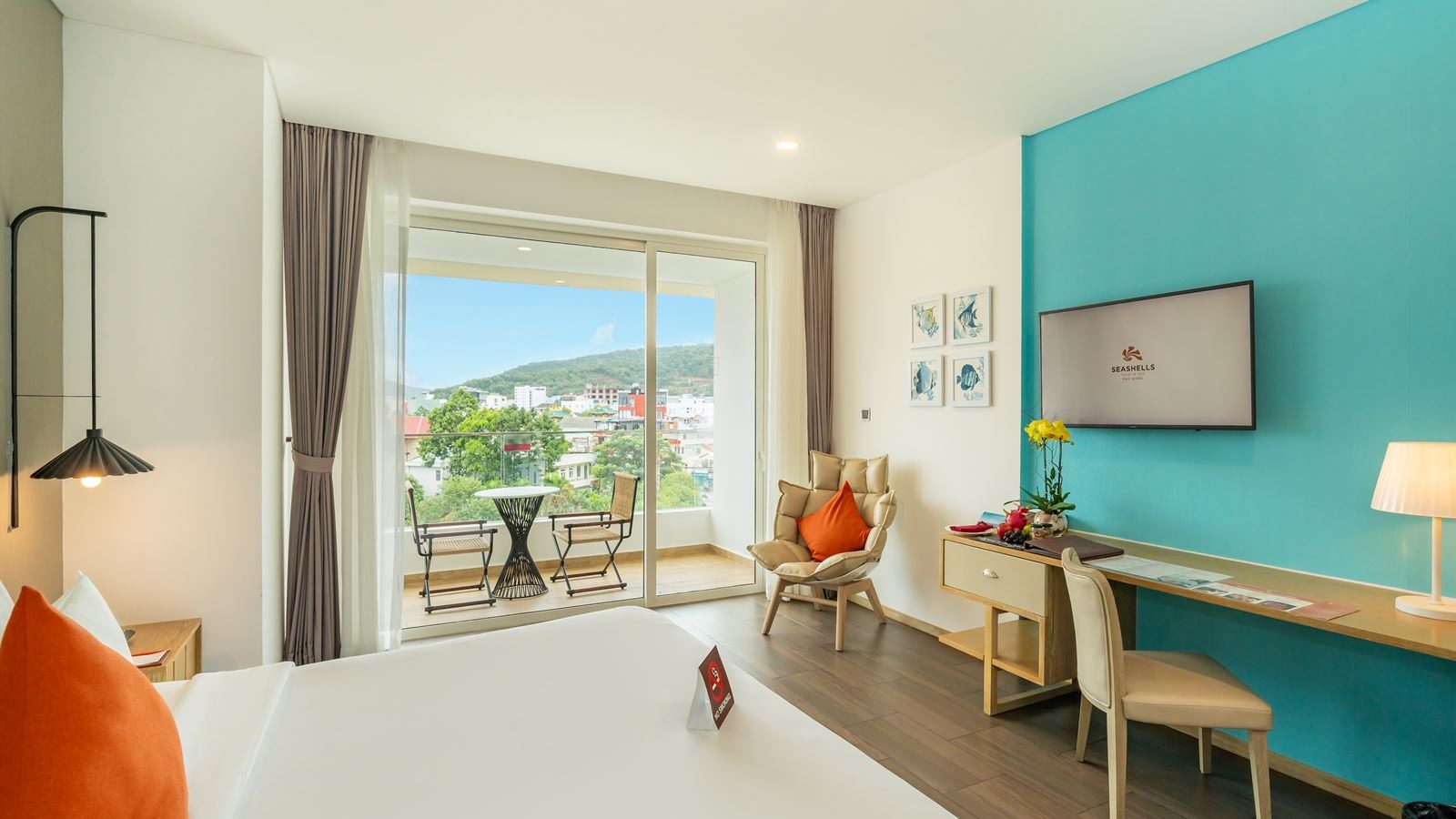 rooms-premium-cityview-room-balcony