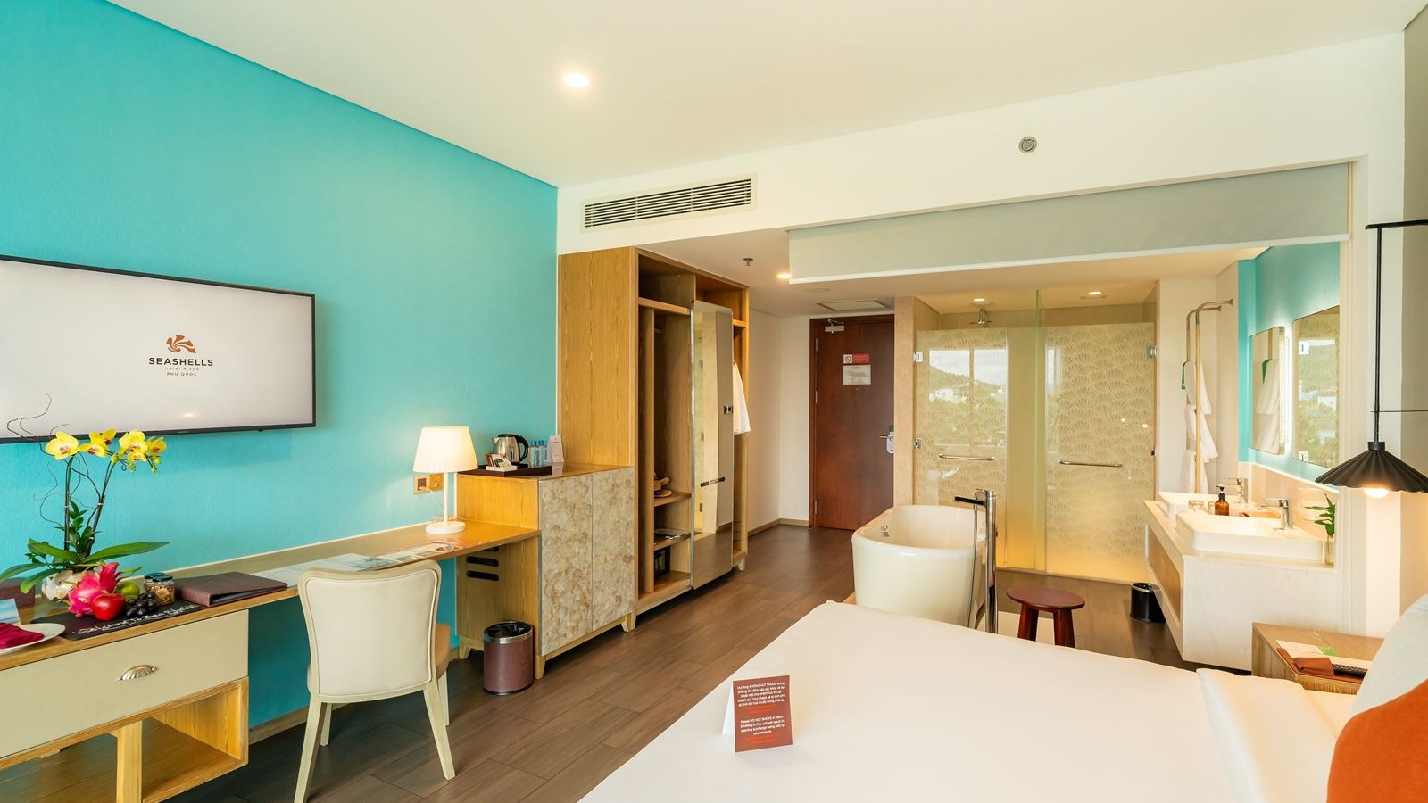 rooms-premium-cityview-room-balcony