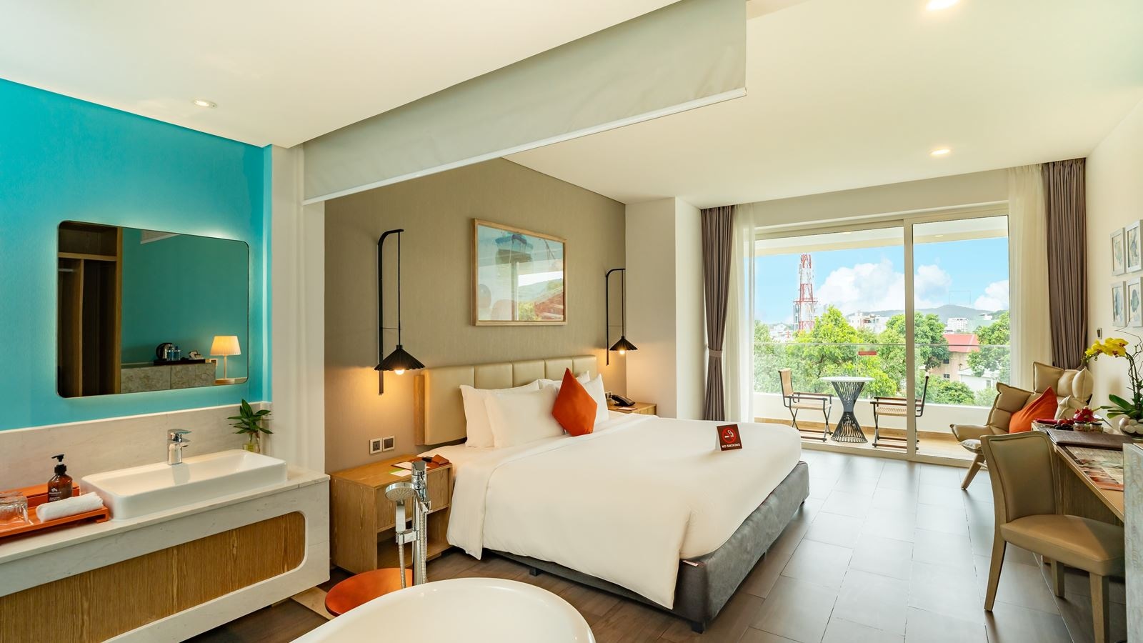 rooms-premium-cityview-room-balcony