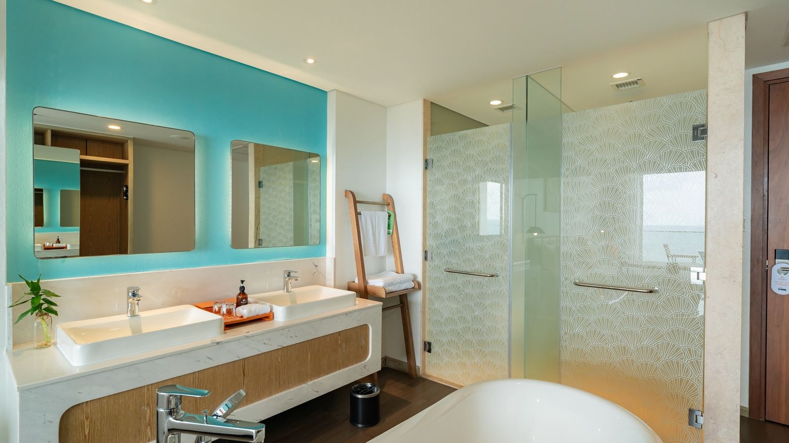 rooms-premium-cityview-room-balcony