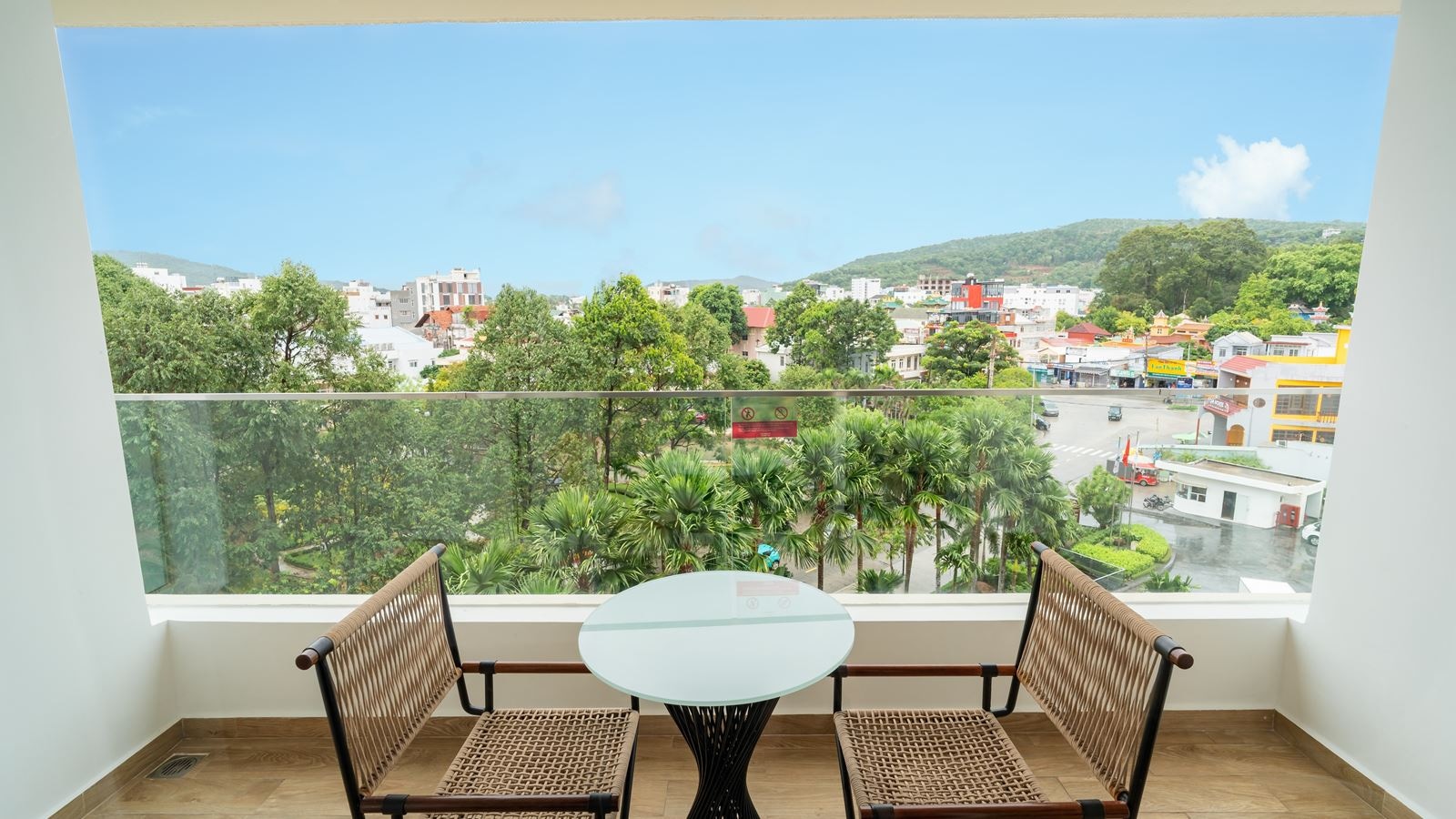 rooms-premium-cityview-room-balcony