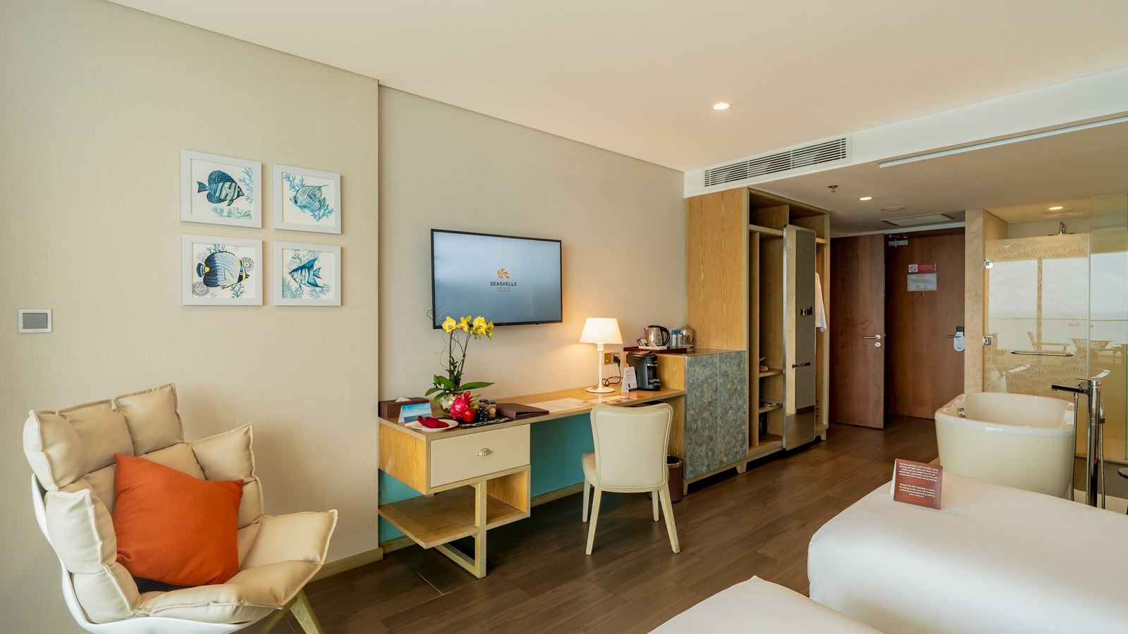 rooms-premium-cityview-room-balcony