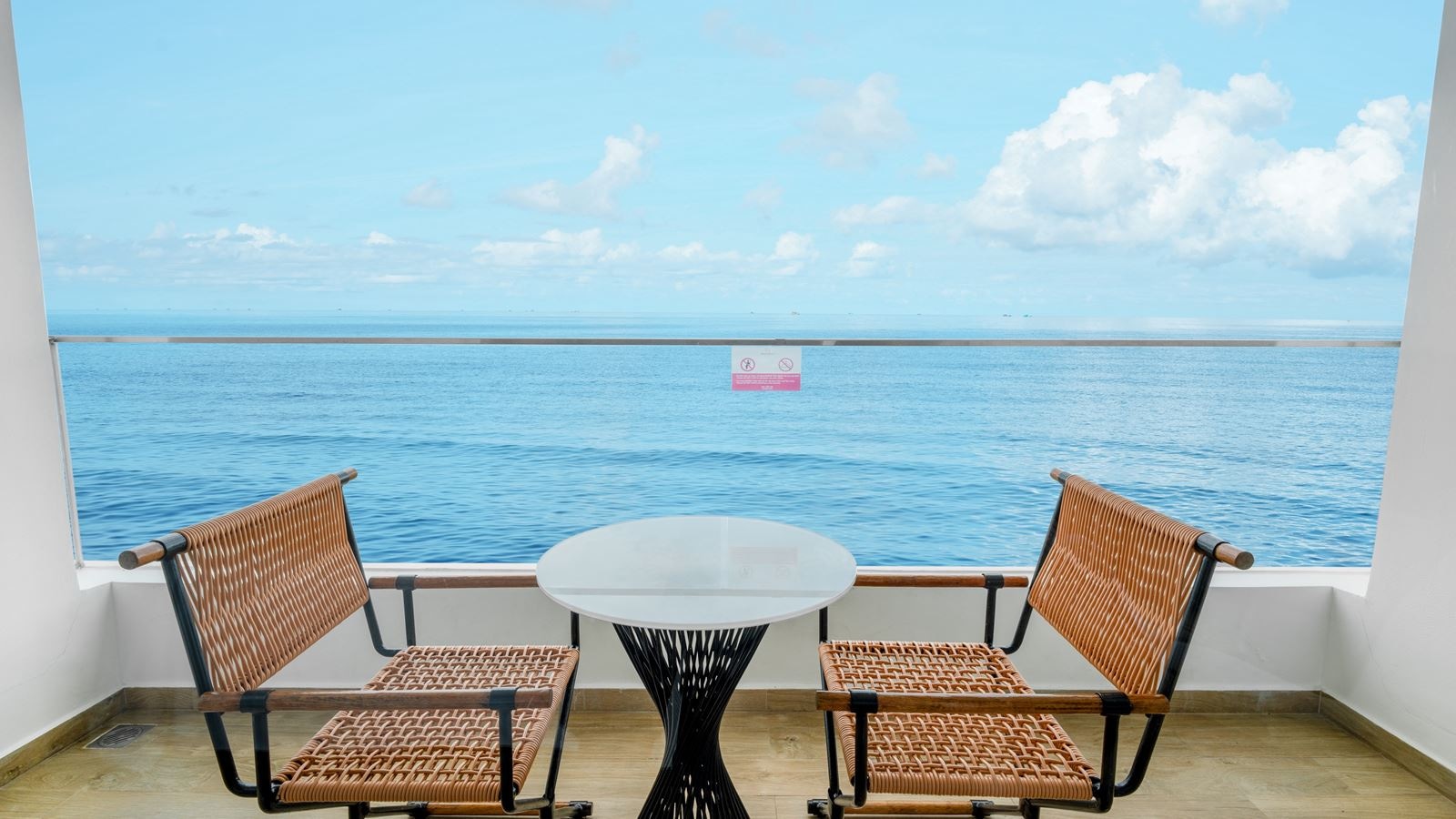 rooms-premium-oceanview-room-balcony