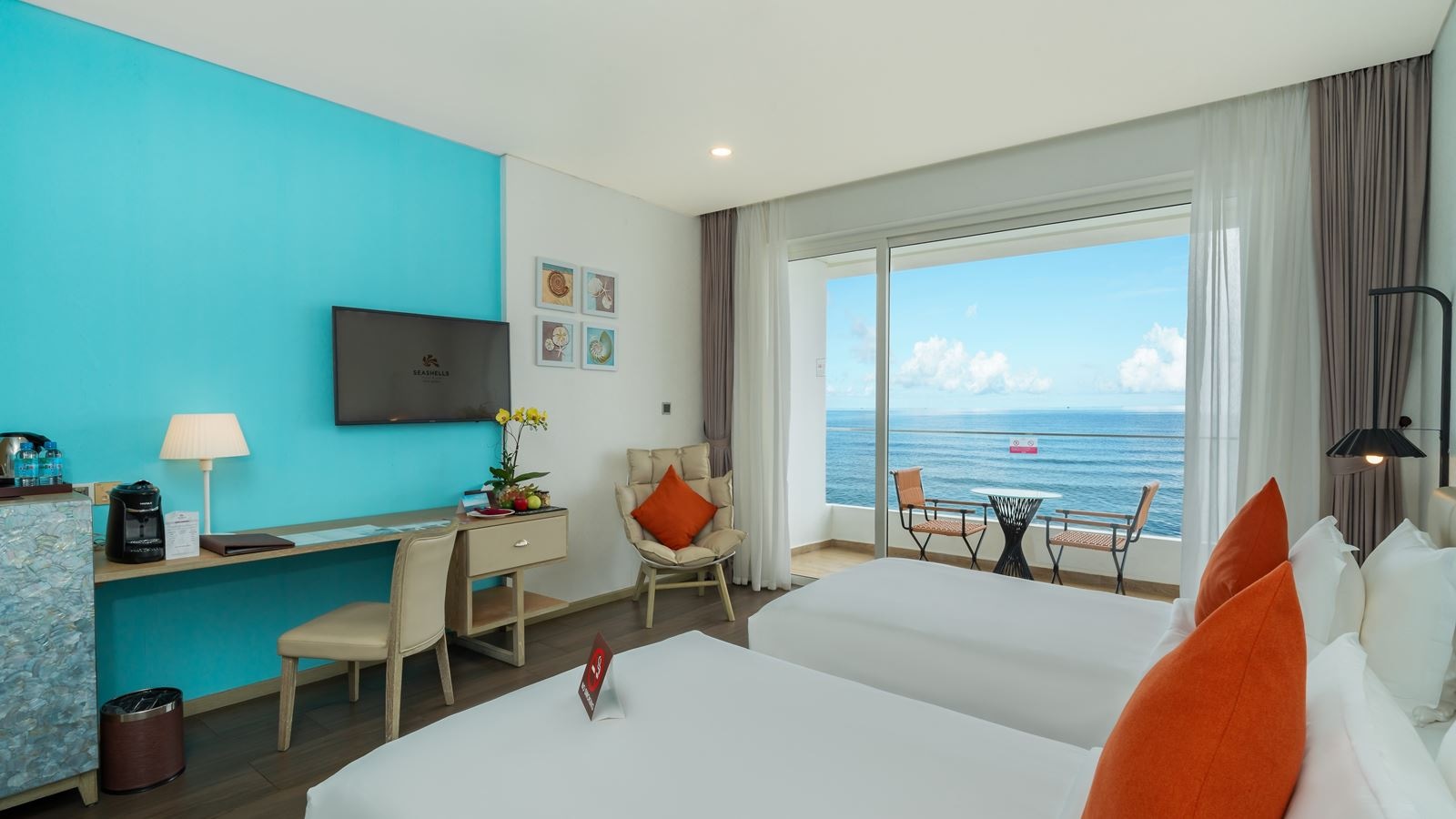 rooms-premium-oceanview-room-balcony