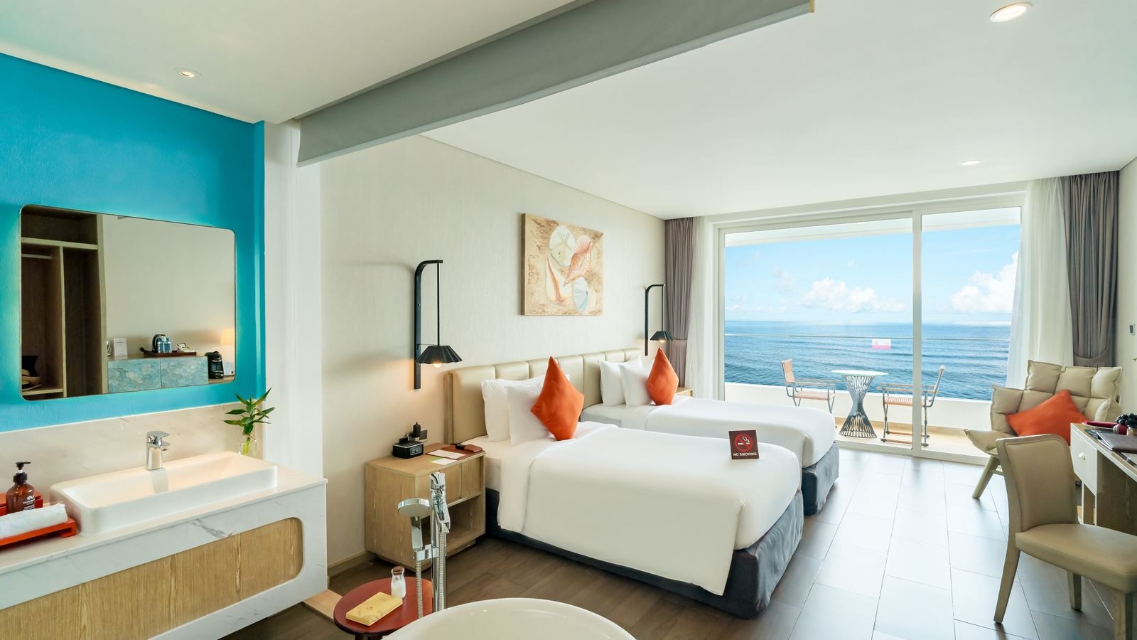 rooms-premium-oceanview-room-balcony