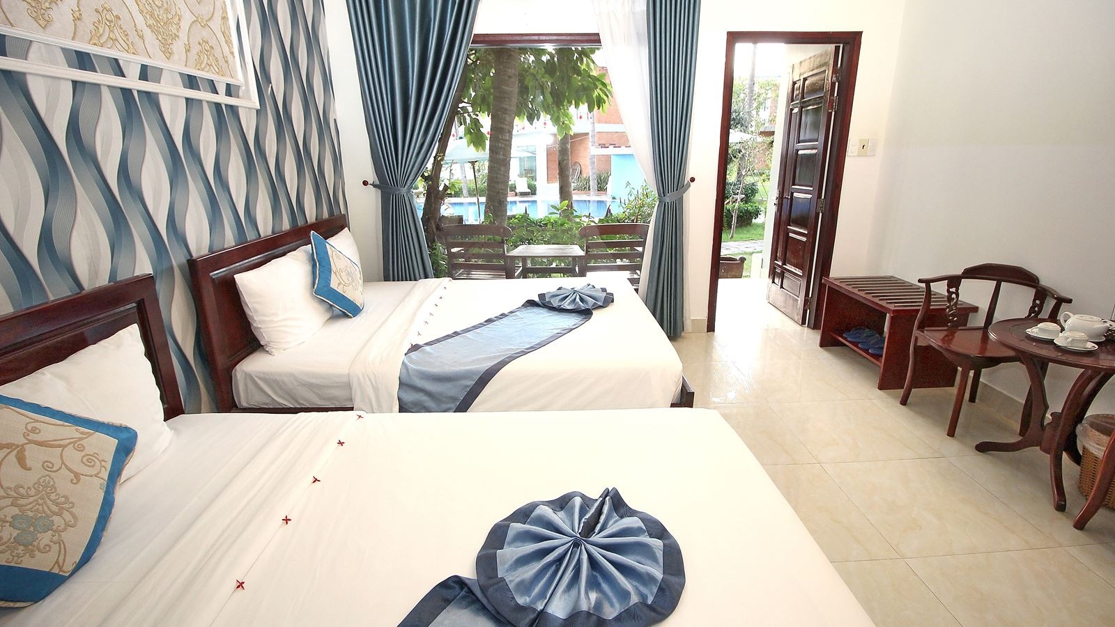 rooms-deluxe-pool-view