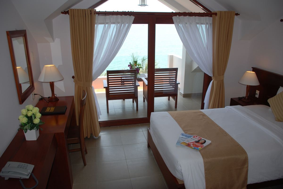 rooms-deluxe-sea-view-balcony
