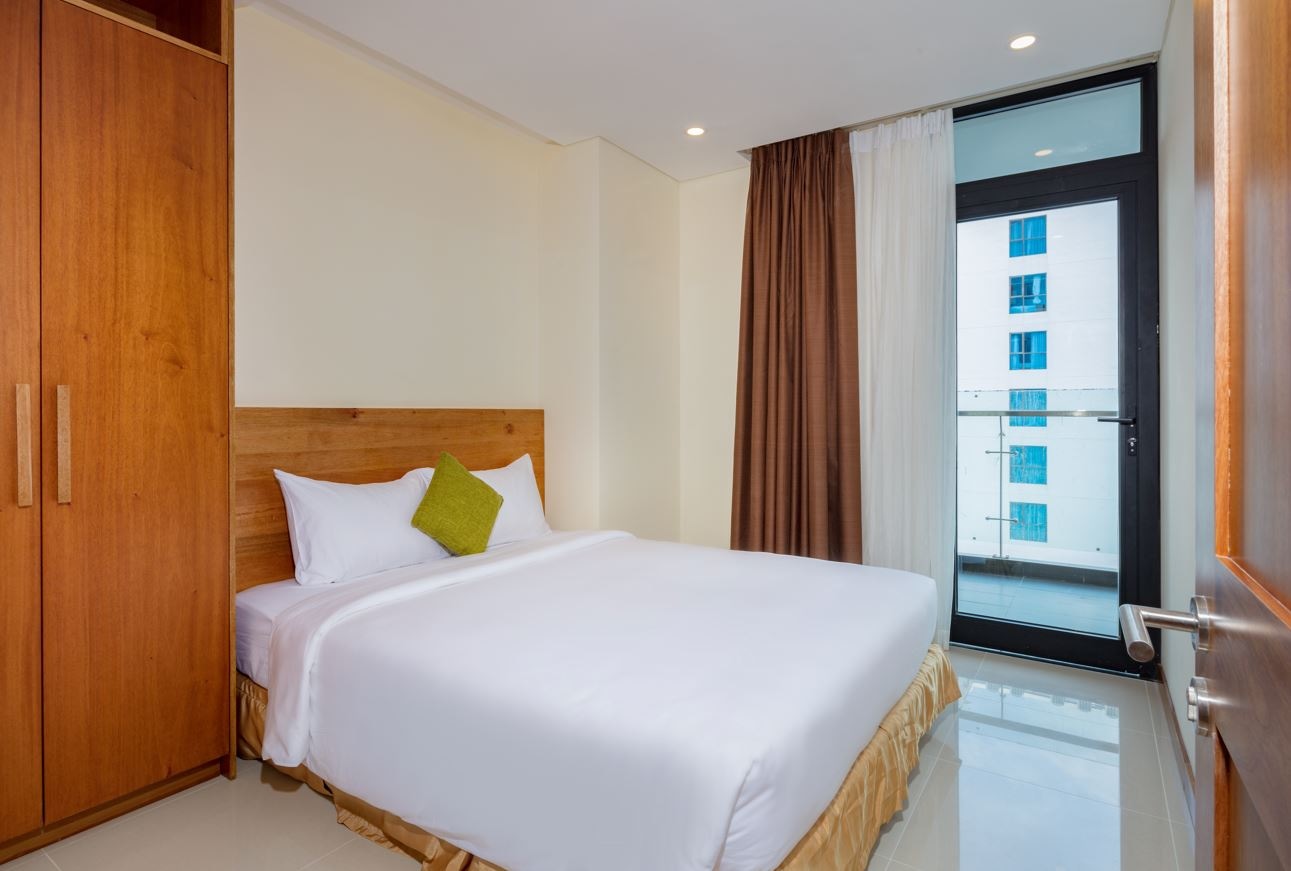 rooms-apartment-3-bedrooms-city-view