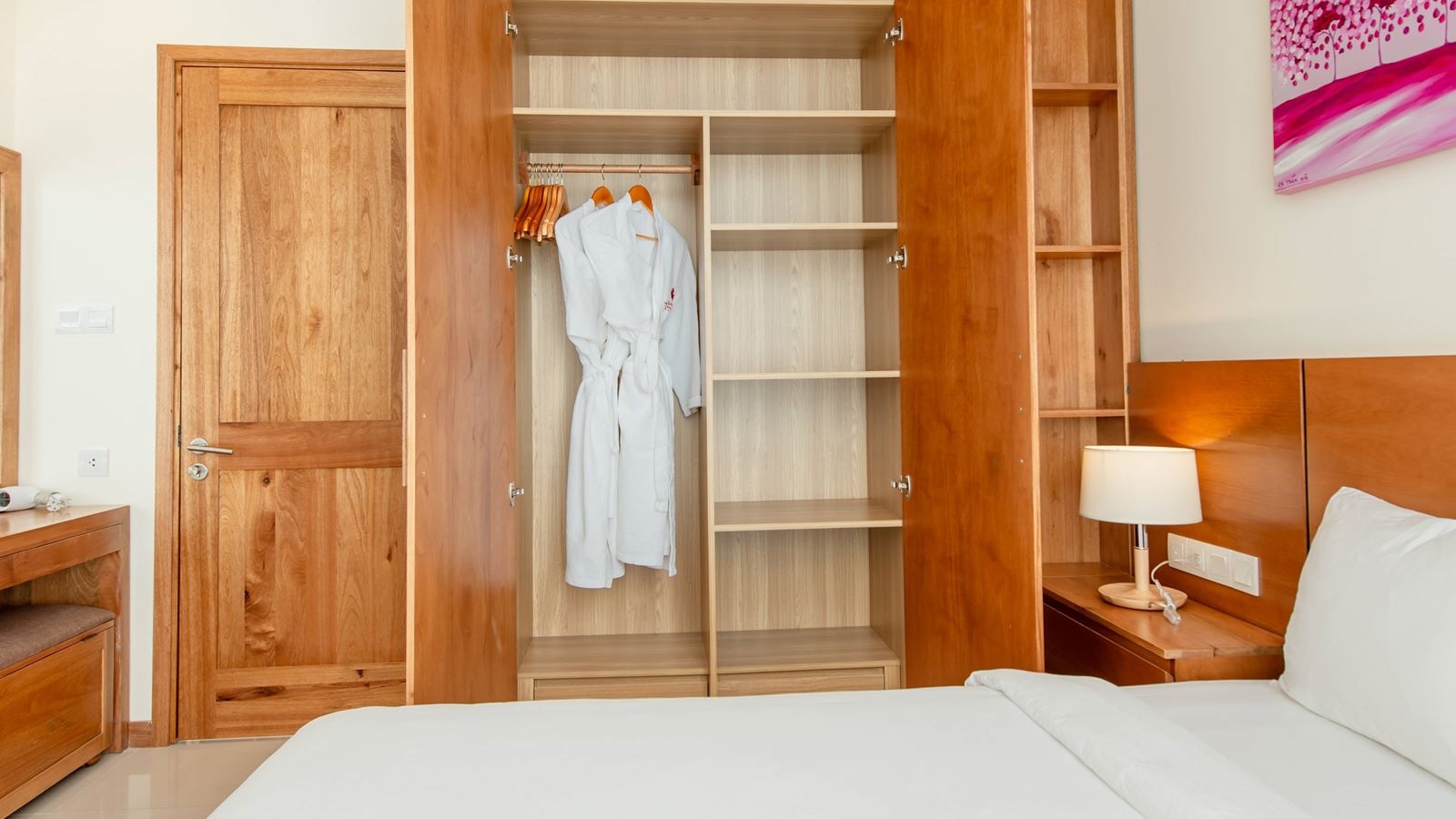 rooms-apartment-3-bedrooms-city-view