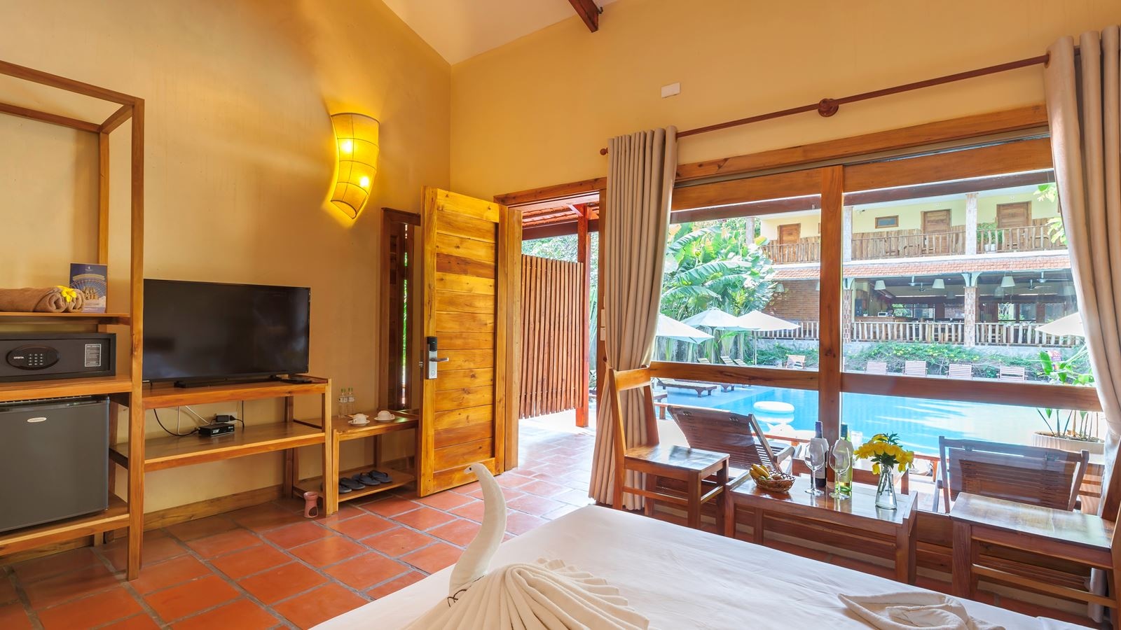 rooms-poolside-bungalow