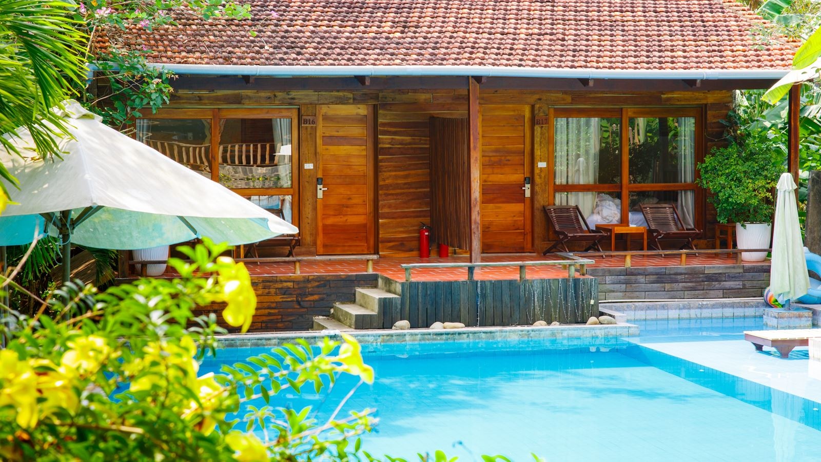 rooms-poolside-bungalow