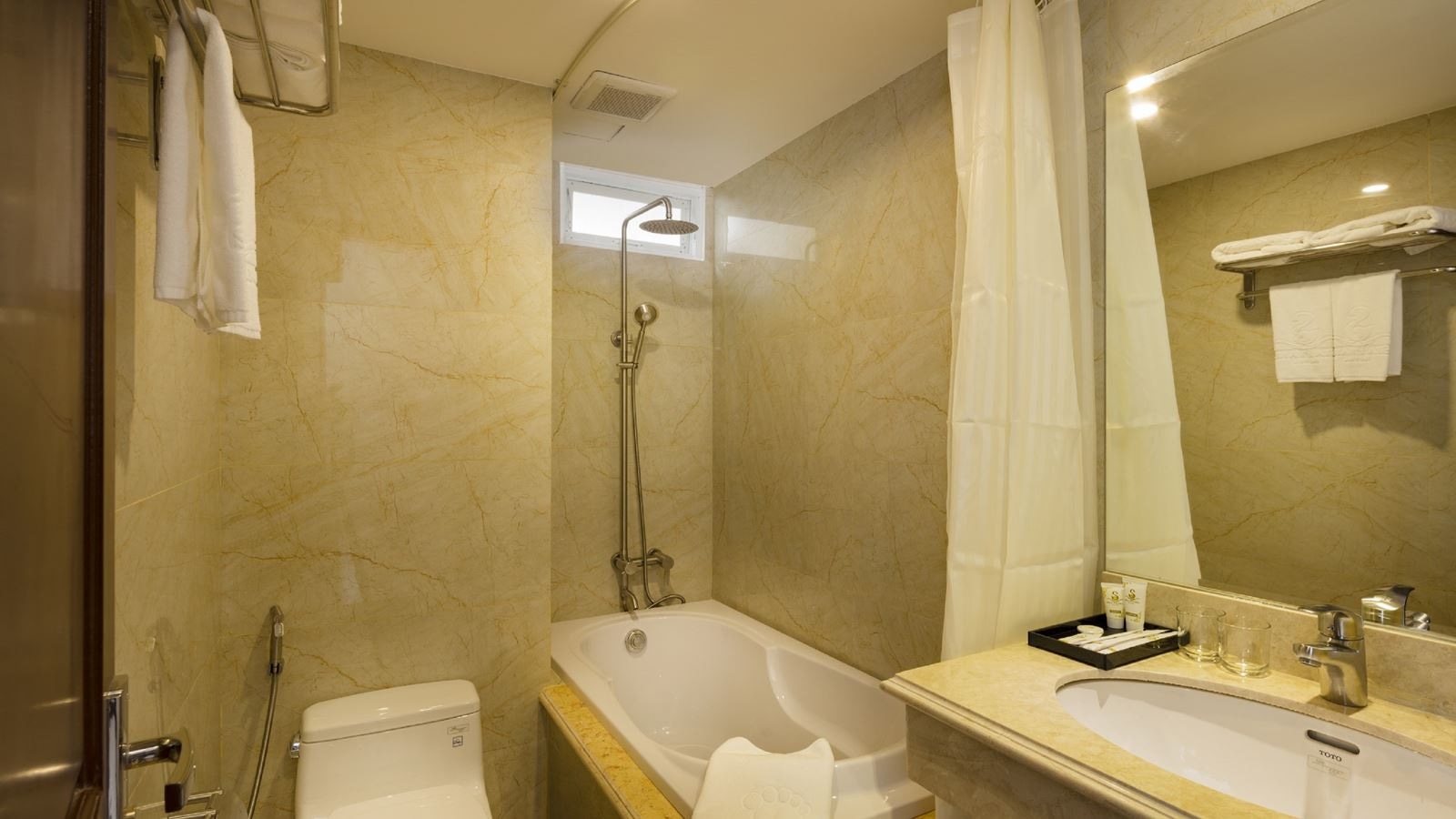 rooms-deluxe-city-view