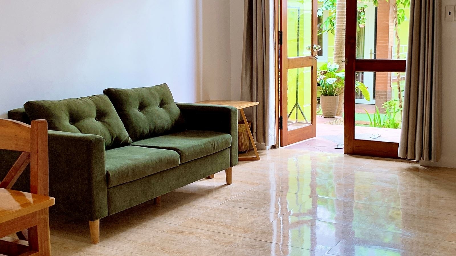 rooms-bungalow-family-gardenview-with-terrace