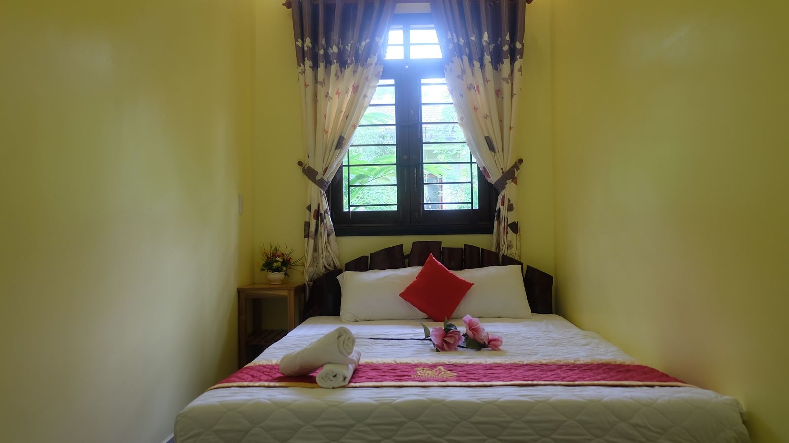 rooms-bungalow-family-gardenview-with-terrace