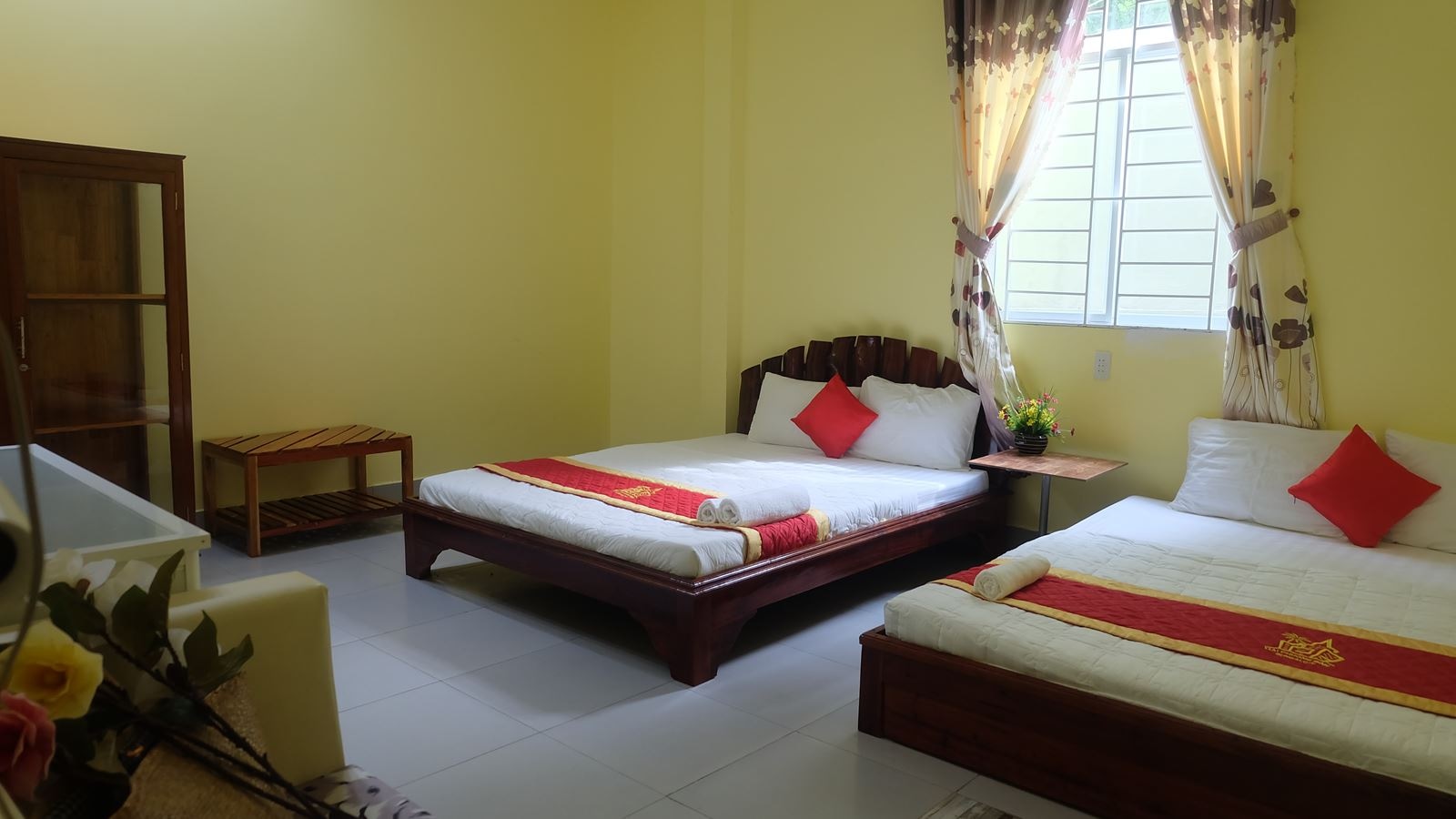 rooms-bungalow-family-gardenview-with-terrace