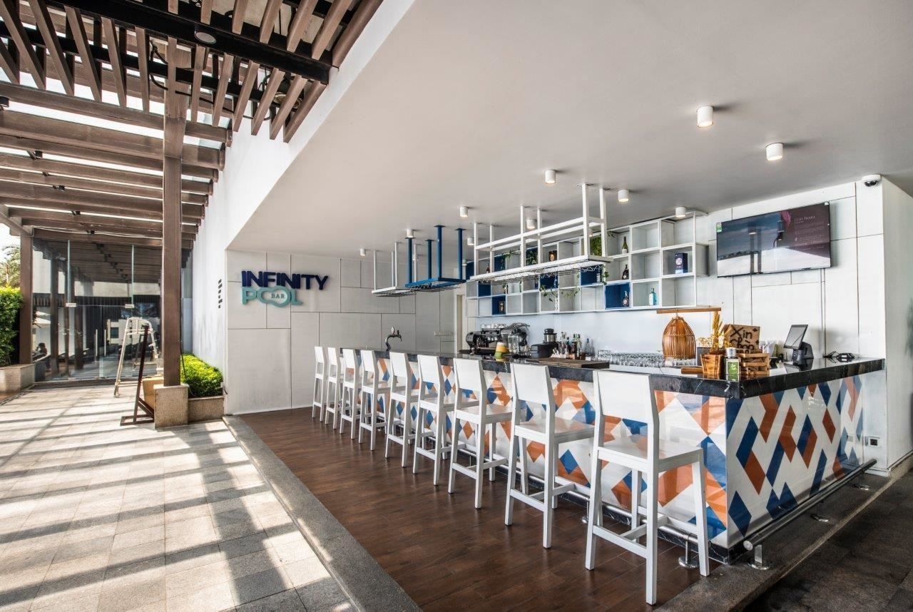 bars-infinity-pool-bar