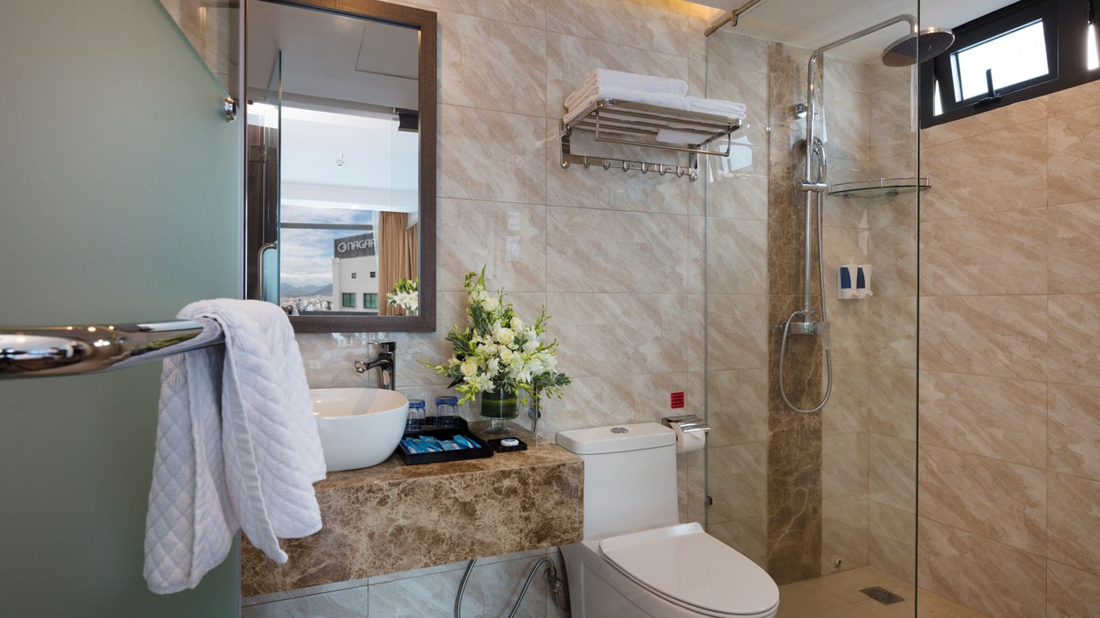 rooms-deluxe-balcony-cityview