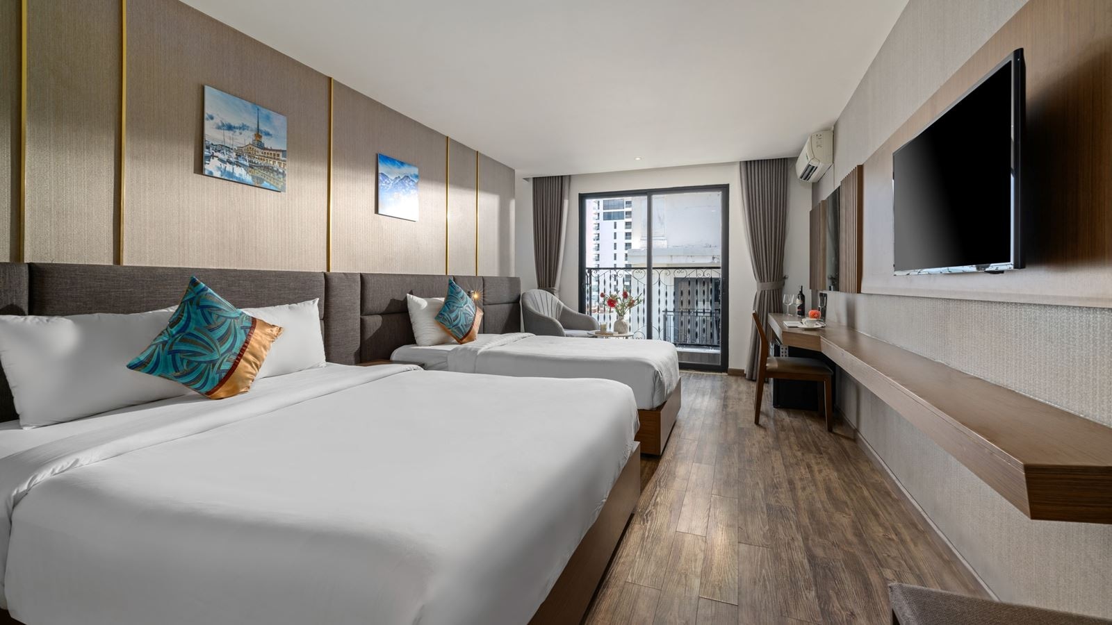 rooms-deluxe-city-view-with-balcony