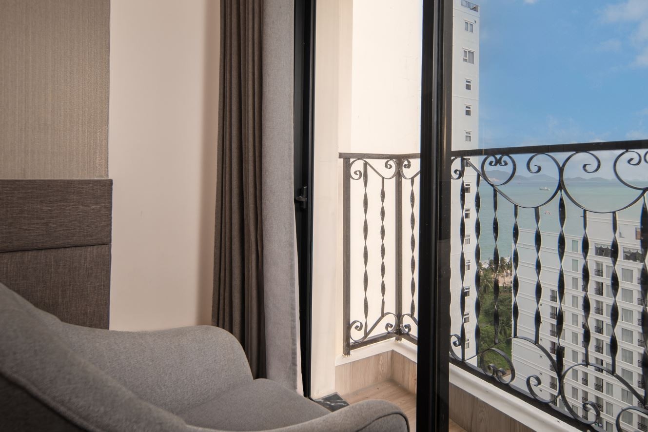 rooms-senior-partial-sea-view-with-balcony-child-without-extra-bed