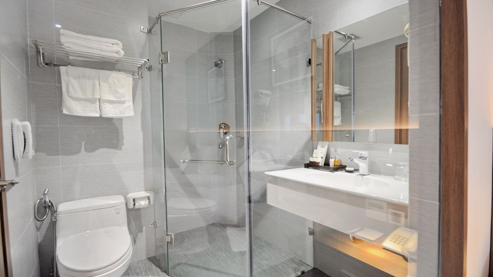 rooms-deluxe-partial-seaview