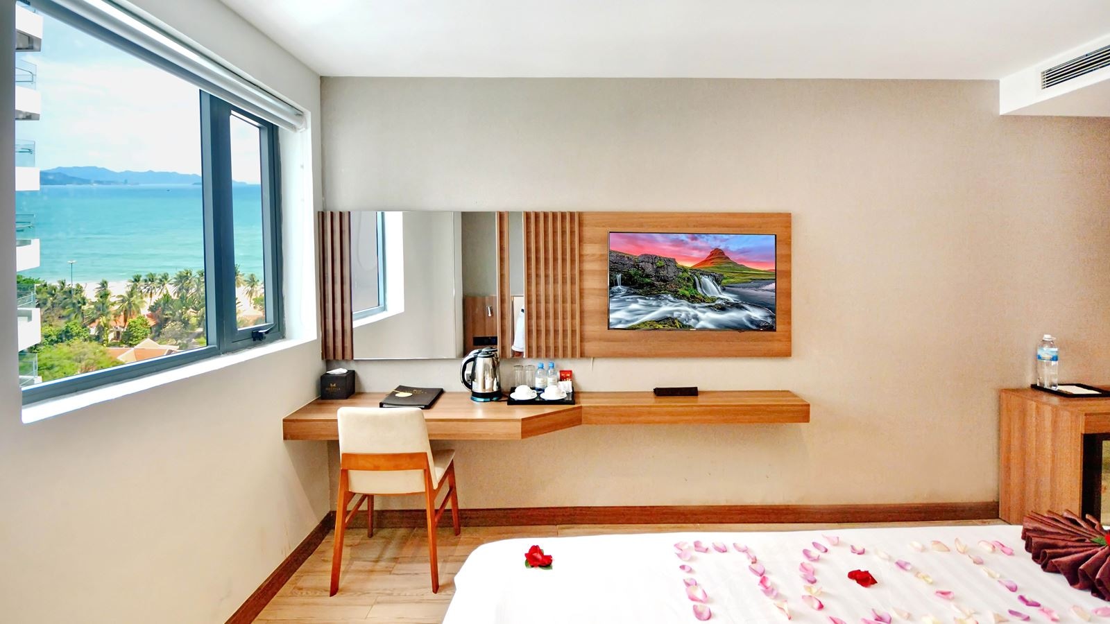 rooms-deluxe-partial-seaview